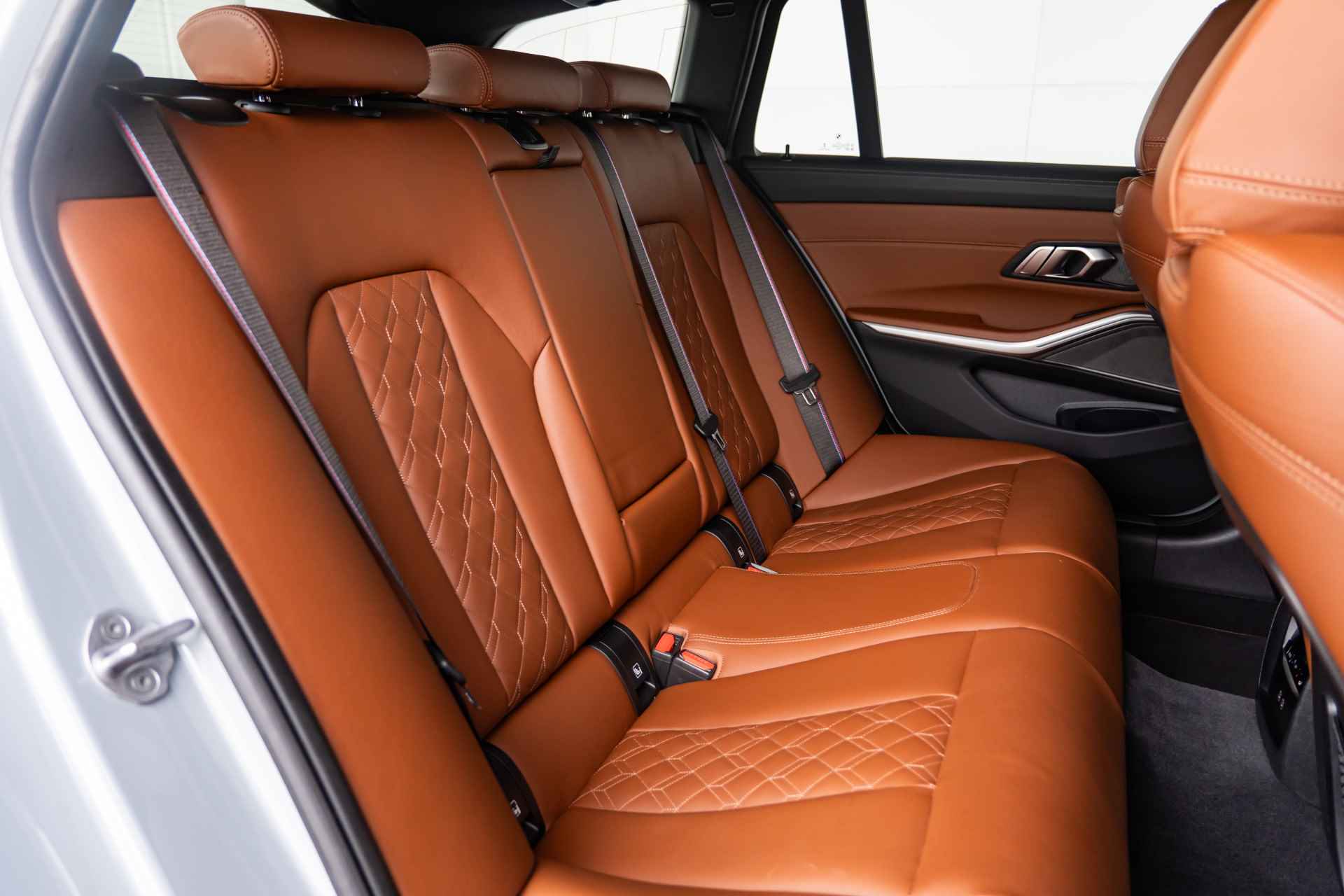 BMW 3 Serie Touring 330e xDrive High Executive / Model M Sport / Glazen panoramadak / Elektrisch verstelbare stoelen / Lederen Dashboard / - 10/53