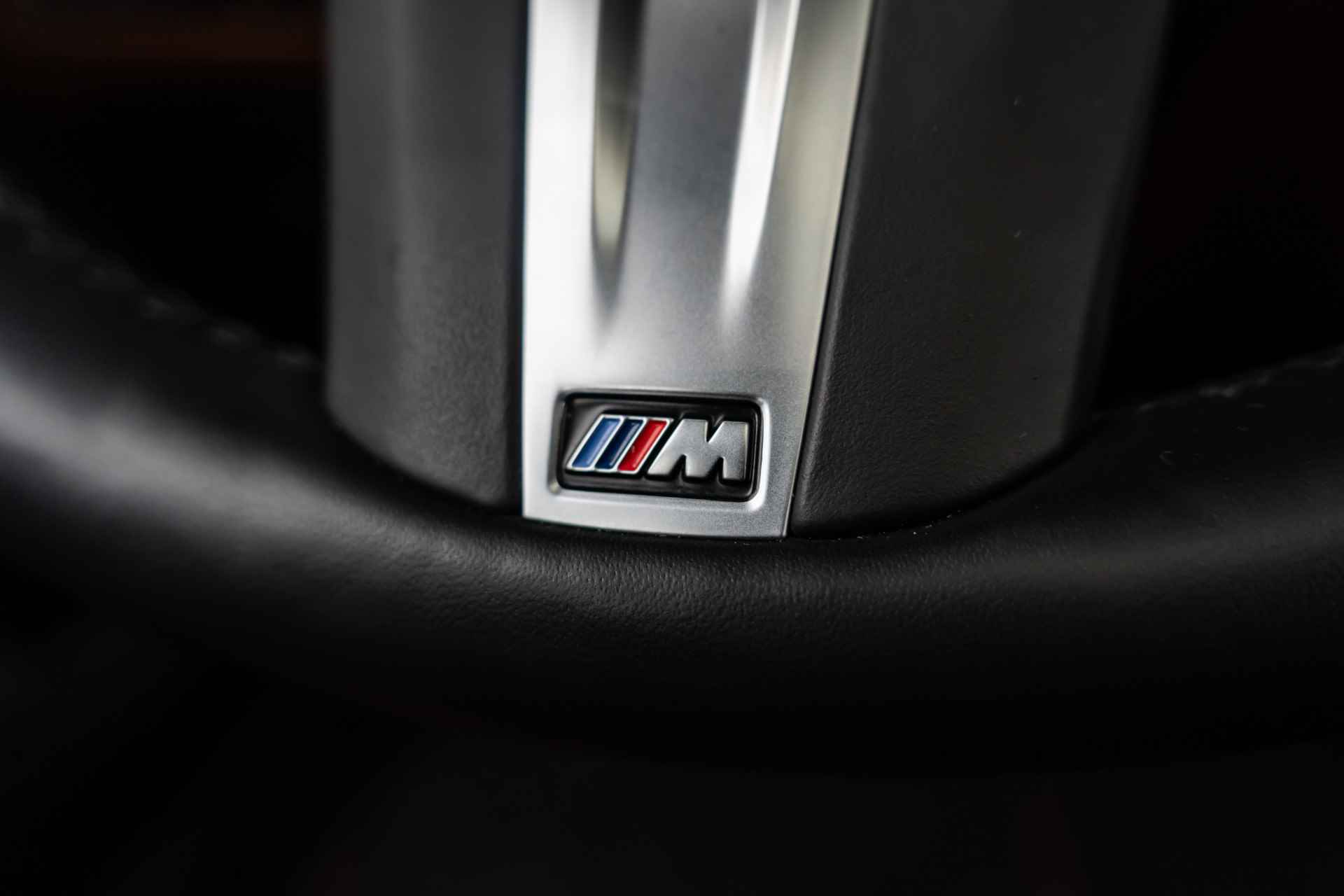 BMW 3 Serie Touring 330e xDrive High Executive / Model M Sport / Glazen panoramadak / Elektrisch verstelbare stoelen / Lederen Dashboard / - 19/53