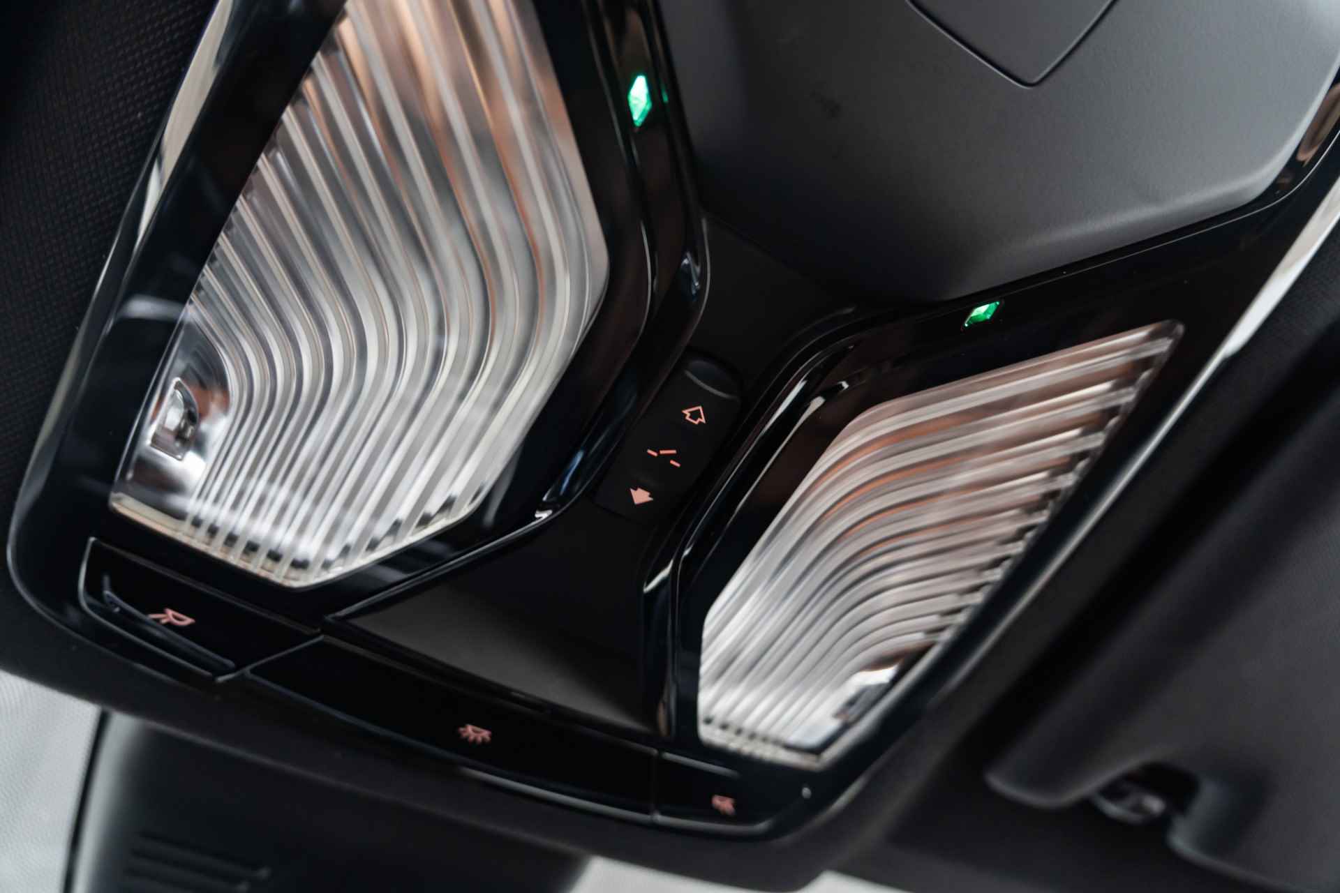 BMW 3 Serie Touring 330e xDrive High Executive / Model M Sport / Glazen panoramadak / Elektrisch verstelbare stoelen / Lederen Dashboard / - 29/53