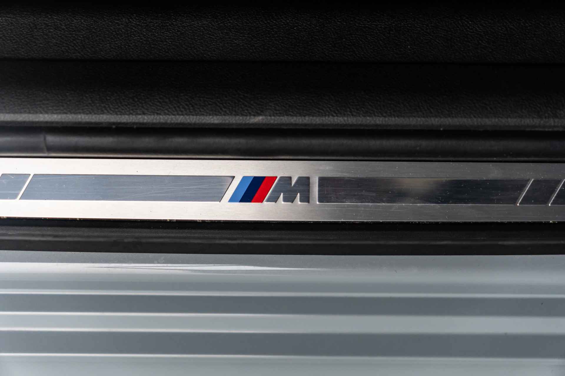 BMW 3 Serie Touring 330e xDrive High Executive / Model M Sport / Glazen panoramadak / Elektrisch verstelbare stoelen / Lederen Dashboard / - 37/53