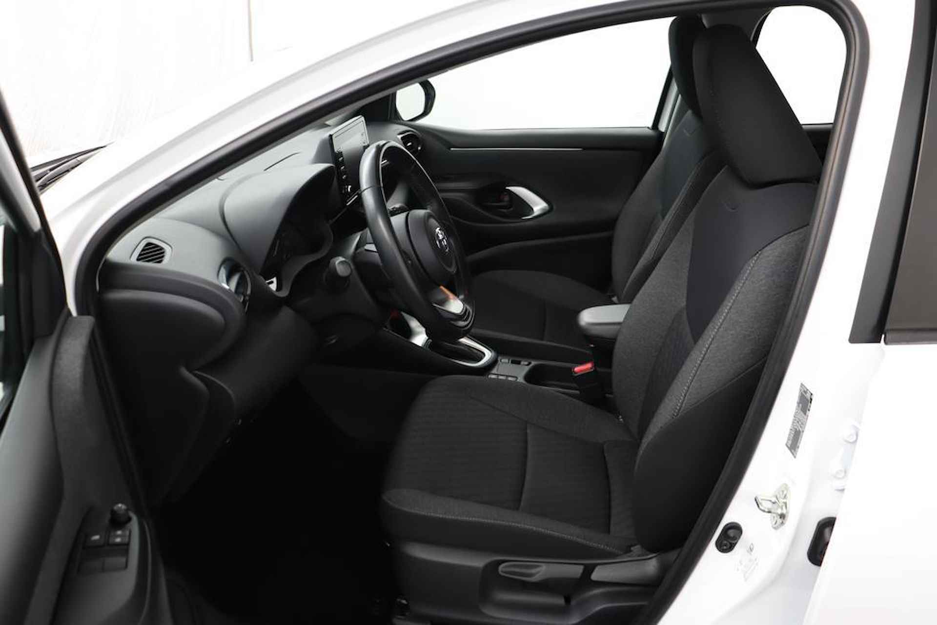 Toyota Yaris 1.5 Hybrid Active | Parkeercamera | Climate-Control | Apple Carplay/Android Auto | - 17/48