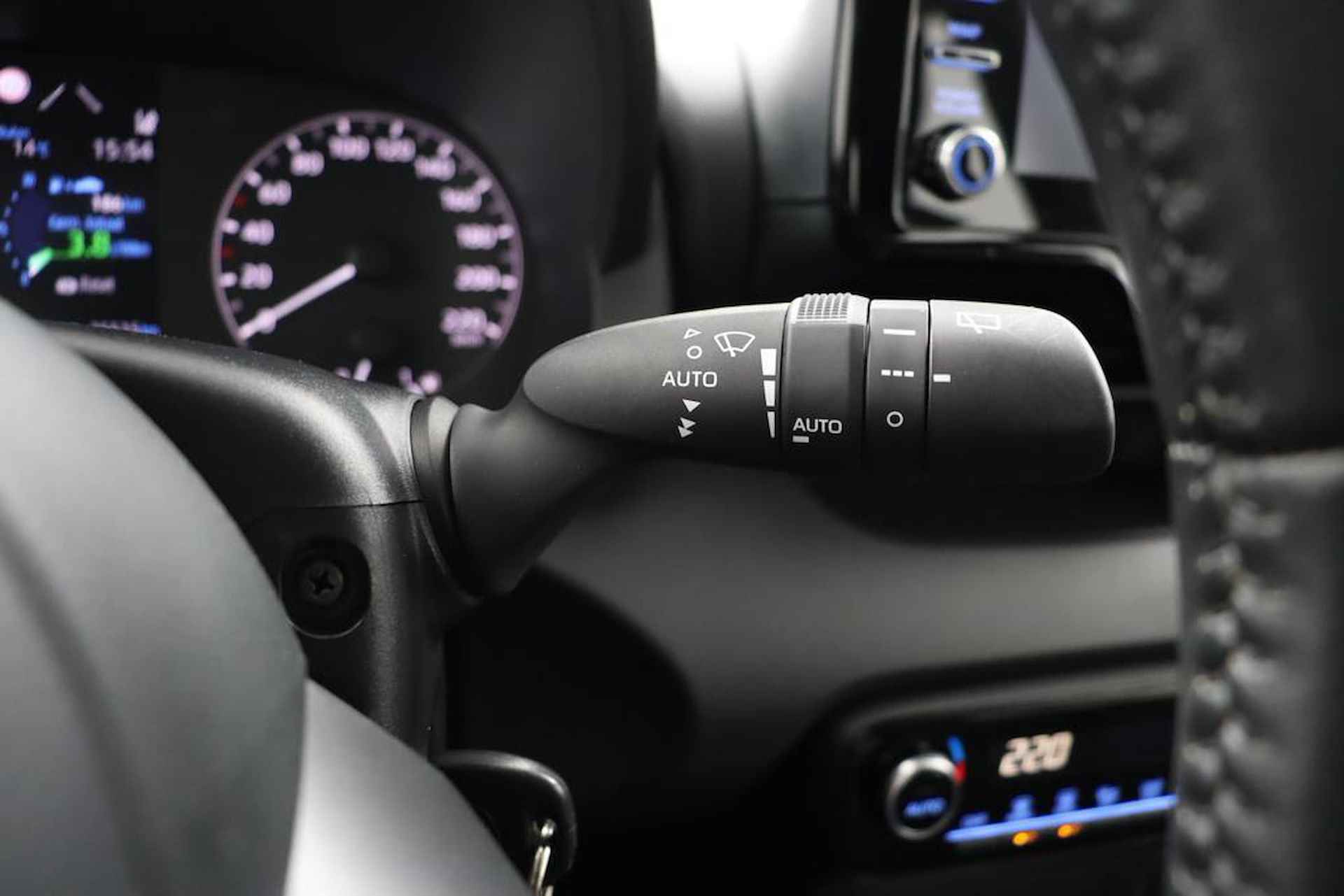 Toyota Yaris 1.5 Hybrid Active | Parkeercamera | Climate-Control | Apple Carplay/Android Auto | - 30/48