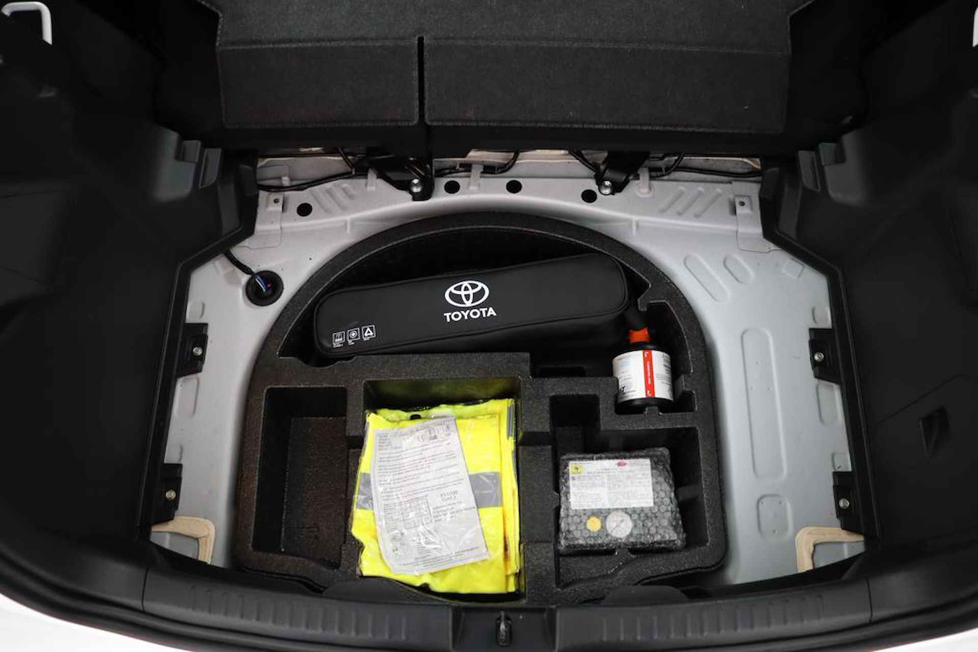 Toyota Yaris 1.5 Hybrid Active | Parkeercamera | Climate-Control | Apple Carplay/Android Auto | - 32/48