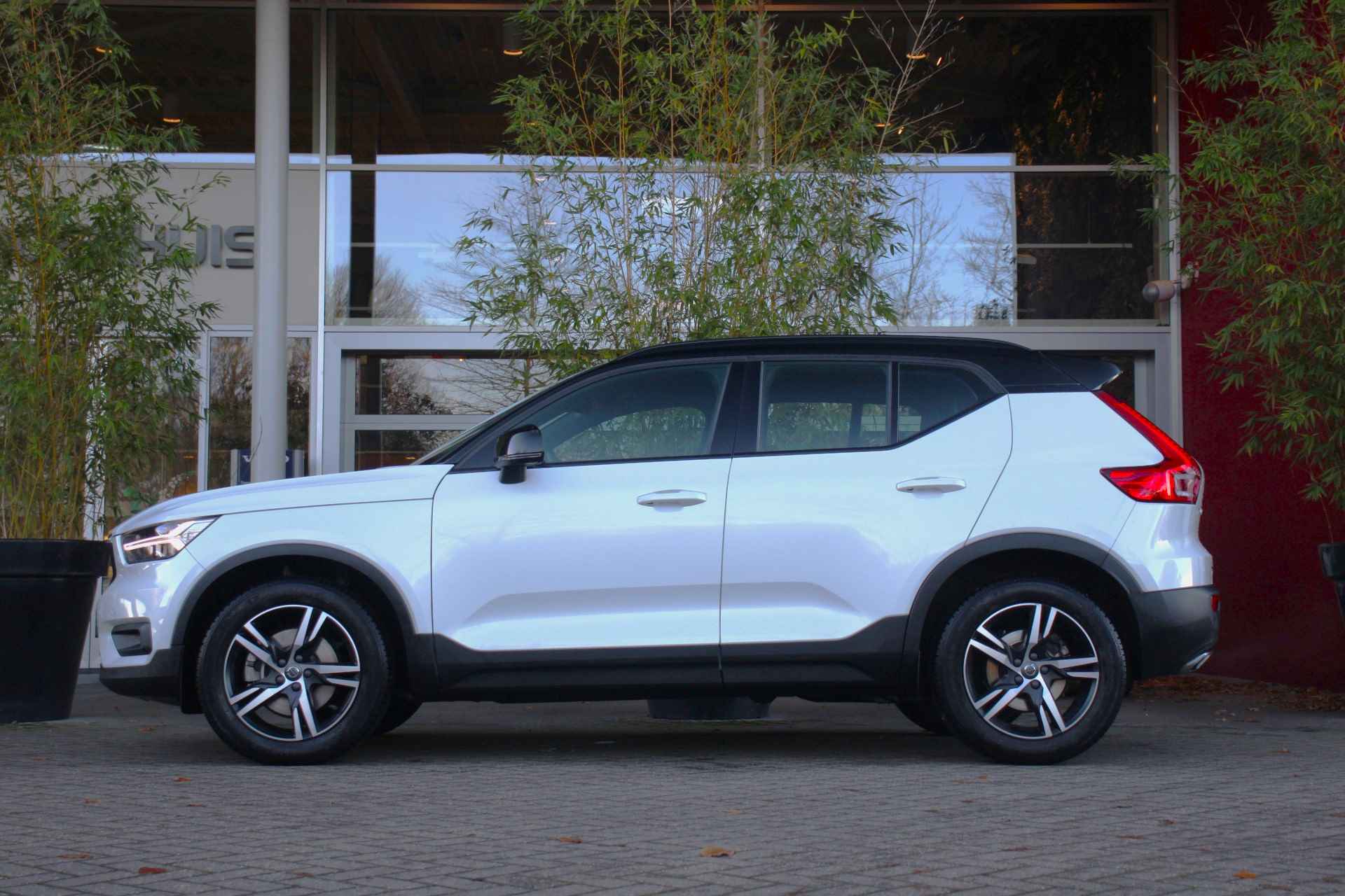 Volvo XC40 2.0 T4 AWD R-Design | Trekhaak | Stuur- en stoelverwarming | BLIS | Memory Seat | Adaptieve Cruise met Stuurhulp | Lava Orange i - 5/23