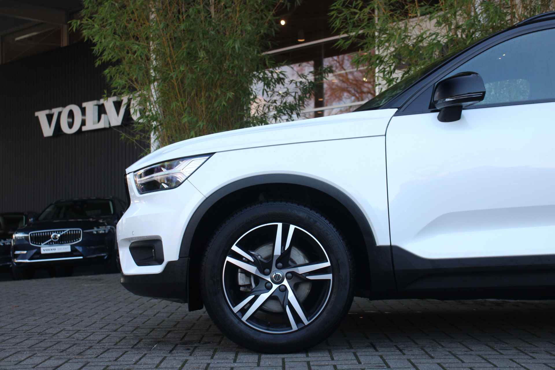 Volvo XC40 2.0 T4 AWD R-Design | Trekhaak | Stuur- en stoelverwarming | BLIS | Memory Seat | Adaptieve Cruise met Stuurhulp | Lava Orange i - 22/23