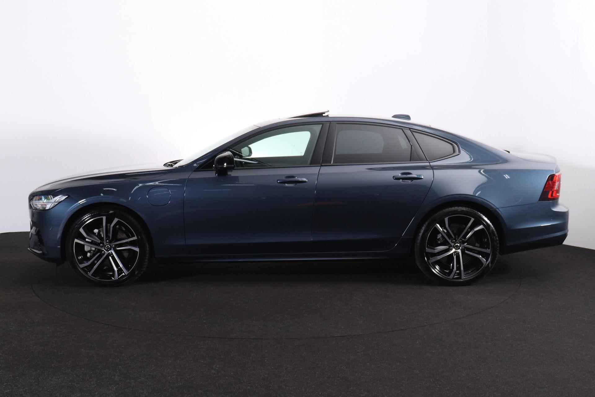 Volvo S90 T8 AWD Ultimate Dark - LONG RANGE - Luchtvering - IntelliSafe Assist & Surround - 360º Camera - Bowers & Wilkins audio - Verwarmde voorstoelen, stuur & achterbank - Parkeersensoren voor & achter - Elektr. bedienb. voorstoelen met geheugen - Extra getint glas - 20' LMV - 3/23