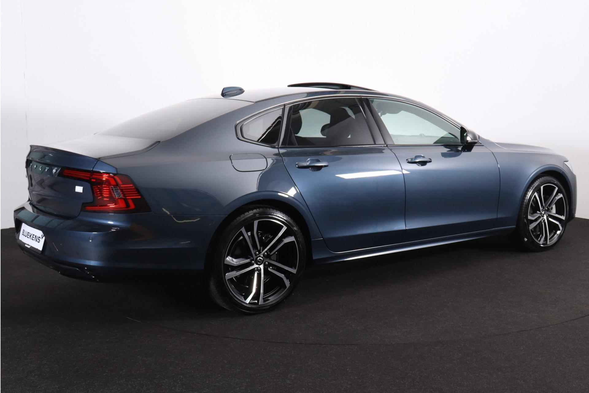 Volvo S90 T8 AWD Ultimate Dark - LONG RANGE - Luchtvering - IntelliSafe Assist & Surround - 360º Camera - Bowers & Wilkins audio - Verwarmde voorstoelen, stuur & achterbank - Parkeersensoren voor & achter - Elektr. bedienb. voorstoelen met geheugen - Extra getint glas - 20' LMV - 5/23