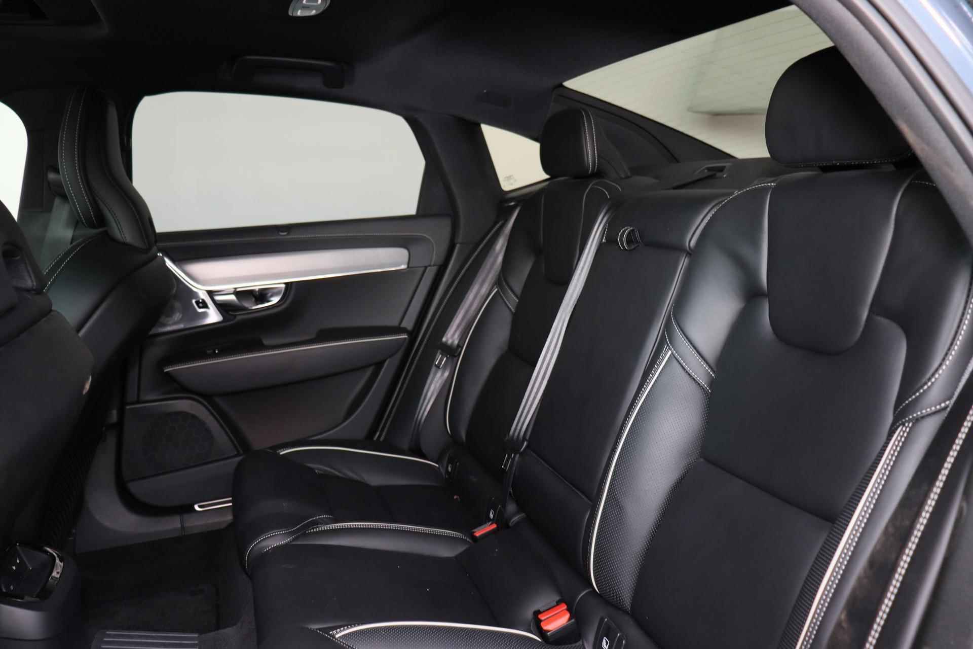 Volvo S90 T8 AWD Ultimate Dark - LONG RANGE - Luchtvering - IntelliSafe Assist & Surround - 360º Camera - Bowers & Wilkins audio - Verwarmde voorstoelen, stuur & achterbank - Parkeersensoren voor & achter - Elektr. bedienb. voorstoelen met geheugen - Extra getint glas - 20' LMV - 21/23