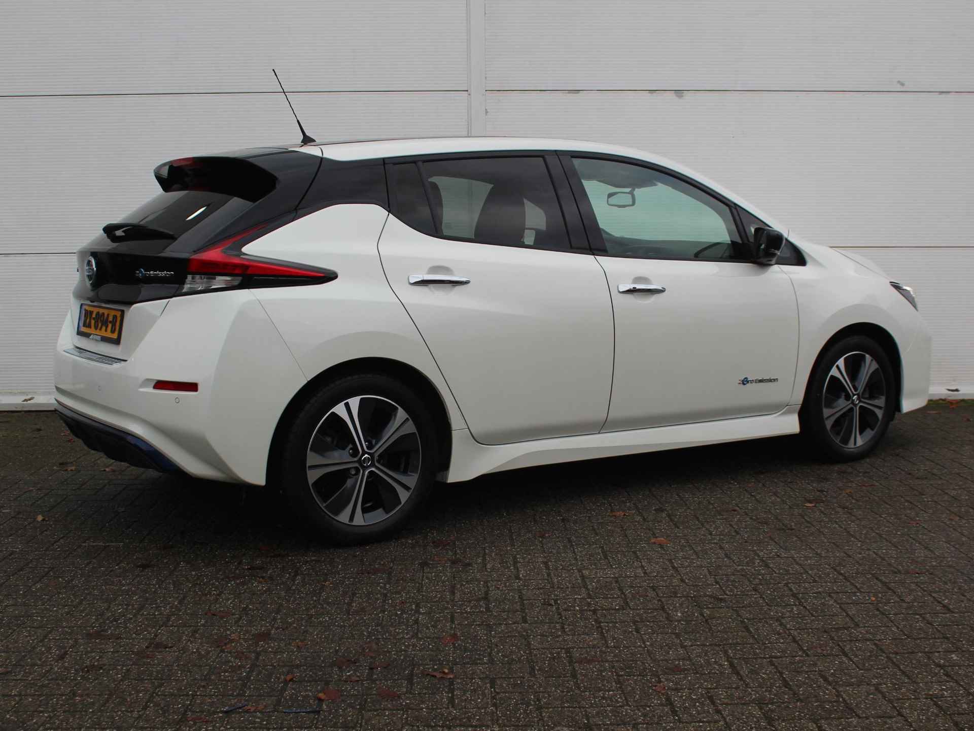 Nissan LEAF N-Connecta 40 kWh / Navigatie + Apple Carplay/Android Auto / Climate Control / Stoel- + Stuurverwarming / Cruise Control Adaptief / 360* Camera / - 3/46