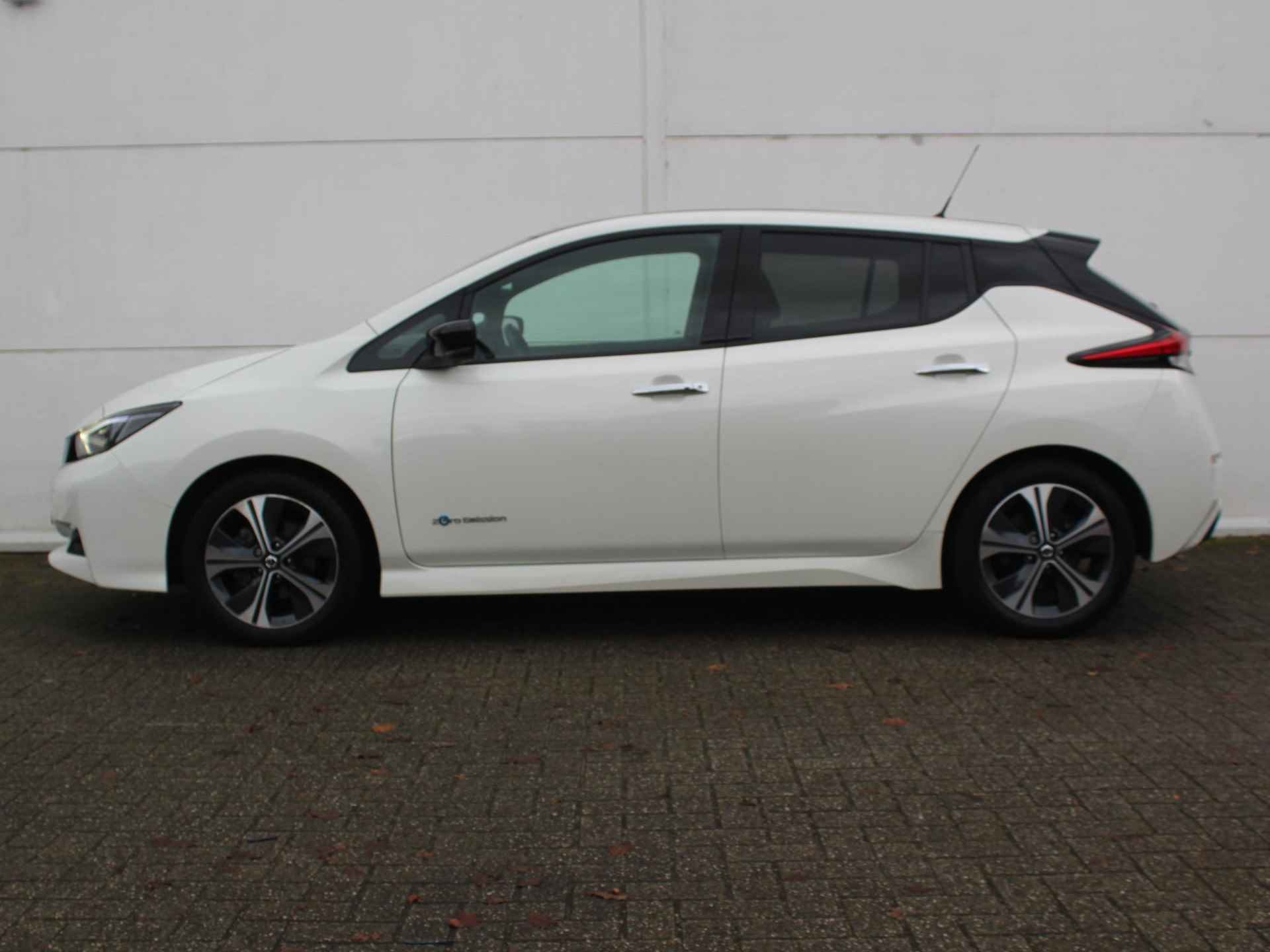 Nissan LEAF N-Connecta 40 kWh / Navigatie + Apple Carplay/Android Auto / Climate Control / Stoel- + Stuurverwarming / Cruise Control Adaptief / 360* Camera / - 9/46