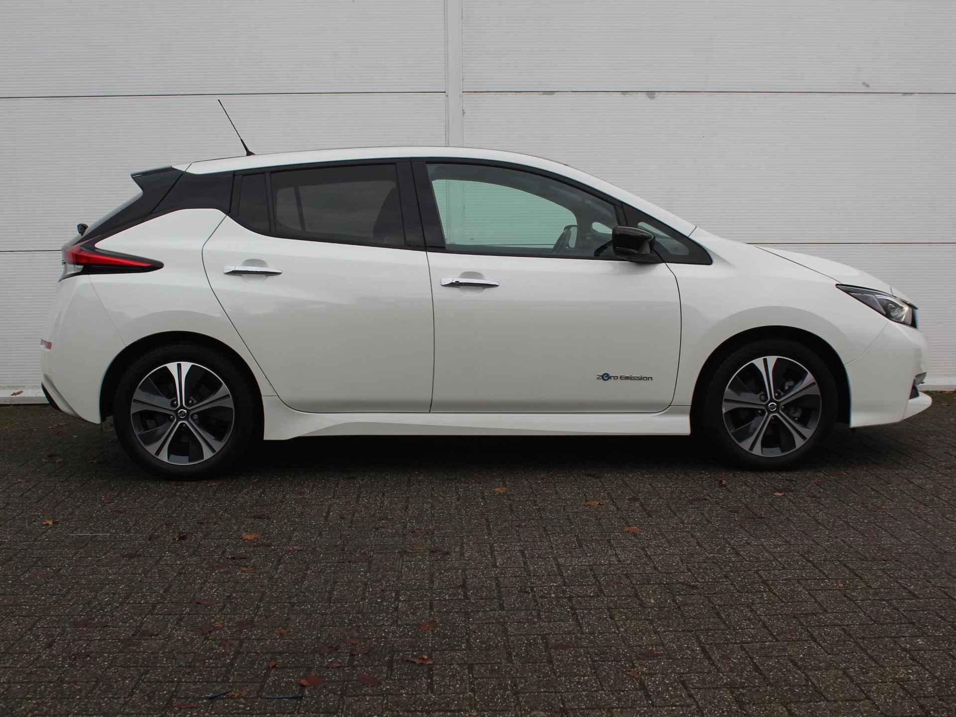 Nissan LEAF N-Connecta 40 kWh / Navigatie + Apple Carplay/Android Auto / Climate Control / Stoel- + Stuurverwarming / Cruise Control Adaptief / 360* Camera / - 17/46