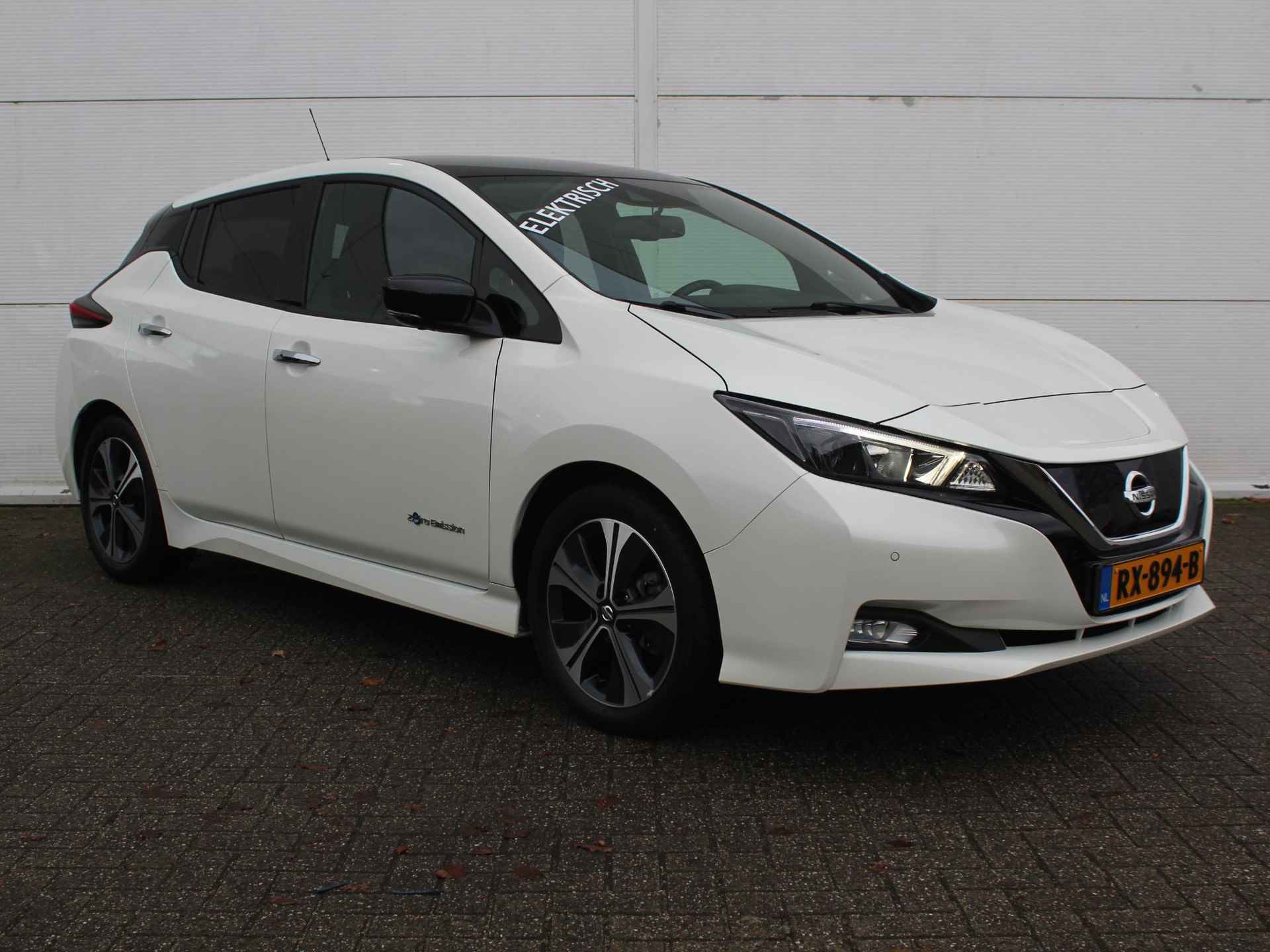 Nissan LEAF N-Connecta 40 kWh / Navigatie + Apple Carplay/Android Auto / Climate Control / Stoel- + Stuurverwarming / Cruise Control Adaptief / 360* Camera / - 18/46