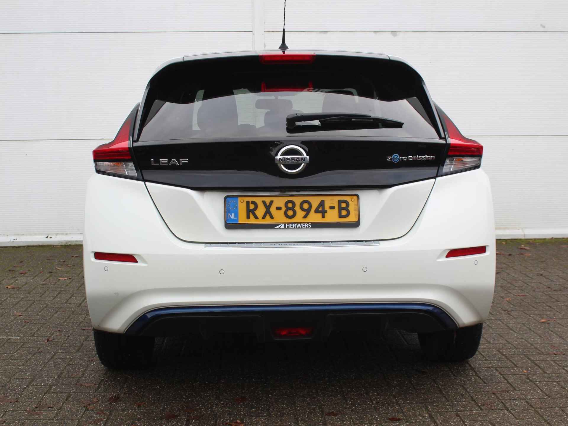 Nissan LEAF N-Connecta 40 kWh / Navigatie + Apple Carplay/Android Auto / Climate Control / Stoel- + Stuurverwarming / Cruise Control Adaptief / 360* Camera / - 45/46