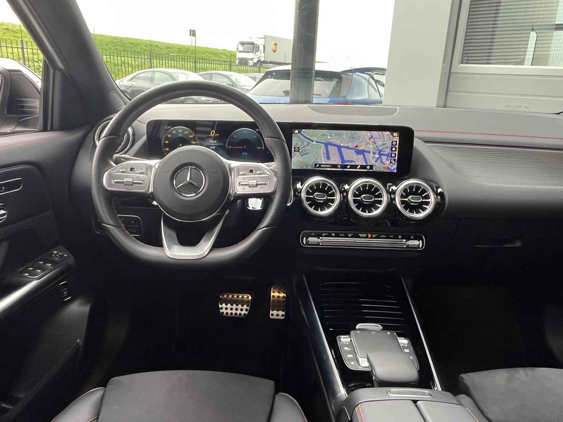 Mercedes-Benz EQA 250 | Panoramadak | AMG Line | Premium Pakket | Night Pakket | Panoramadak | Trekhaak | Elektrisch Verstelbare Voorstoelen + Memory | Dodehoekassistent | Advanced Sound System | Apple CarPlay | Android Auto | Alarm | Sfeerverlichting | Showmodel - 10/23