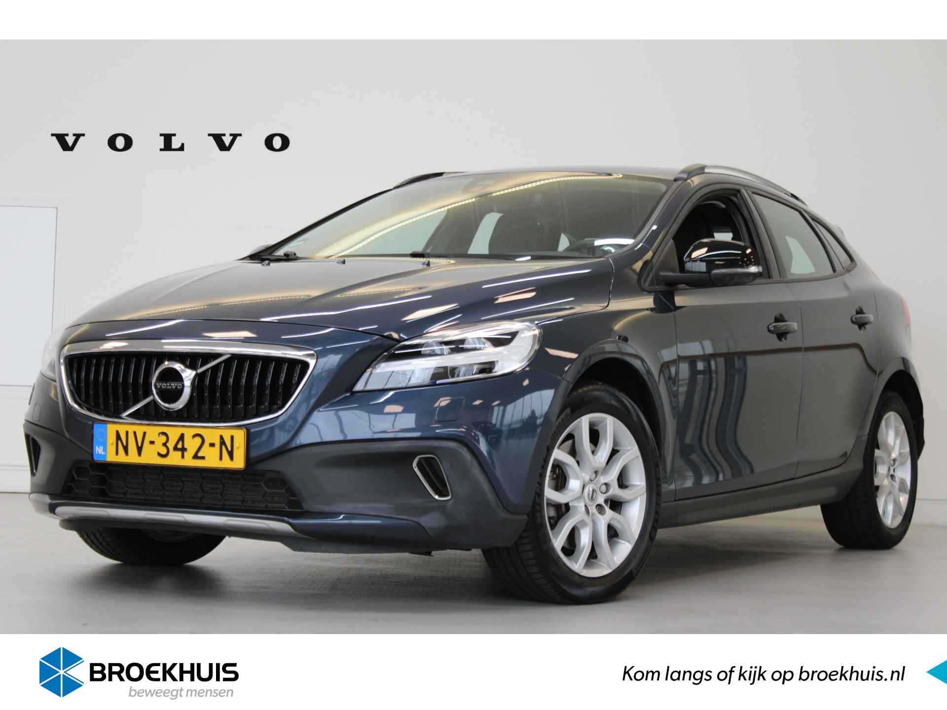 Volvo V40 Cross Country T3 152PK Nordic+ | Stoelverwarming | Parkeerverwarming | LED | Verwarmde Voorruit | Navigatie - 1/48