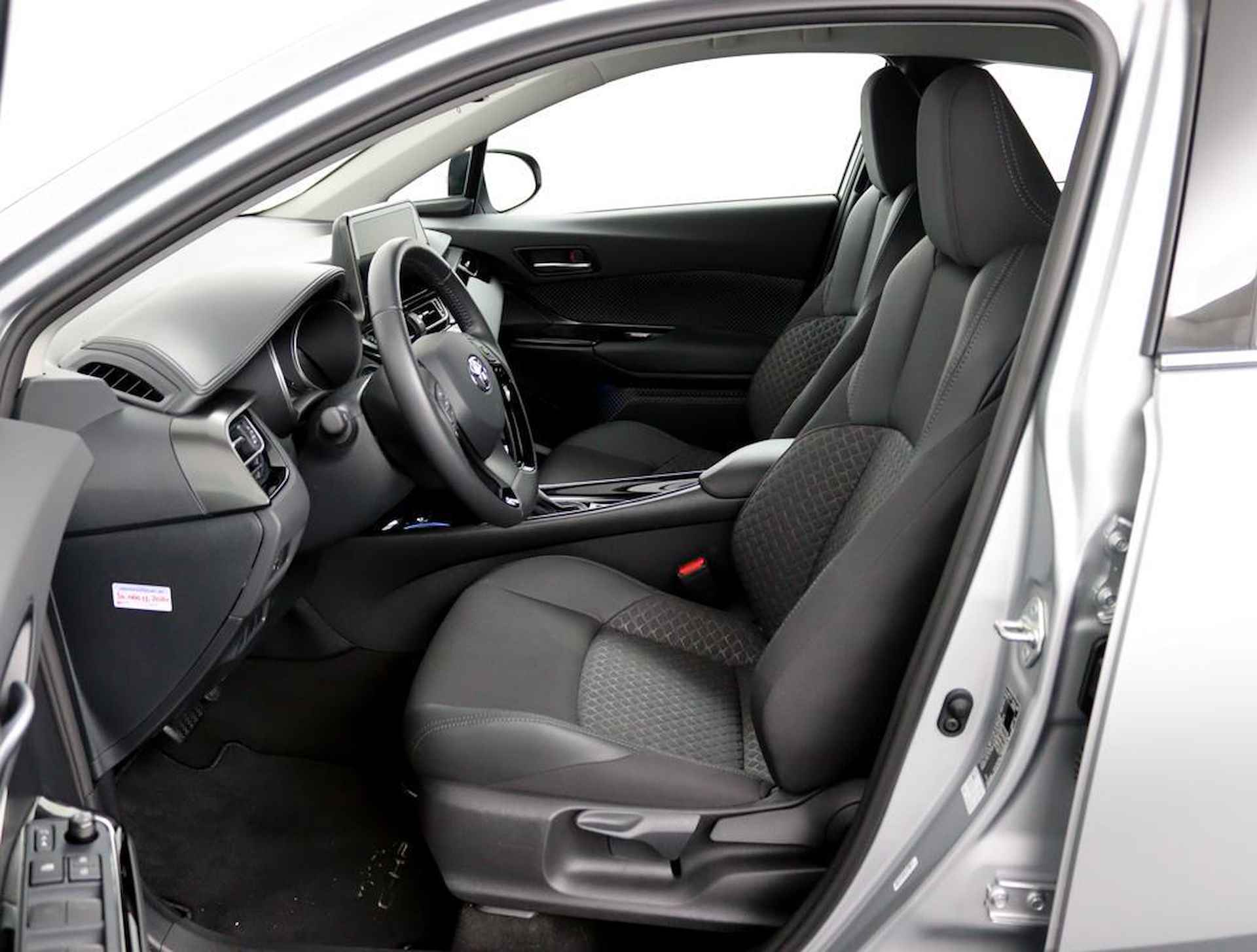Toyota C-HR 1.8 Hybrid Dynamic | Navigatie | Dodehoek Detectie | Keyless Entry | Parkeersensoren Rondom | Toyota Safety Sense | - 9/52