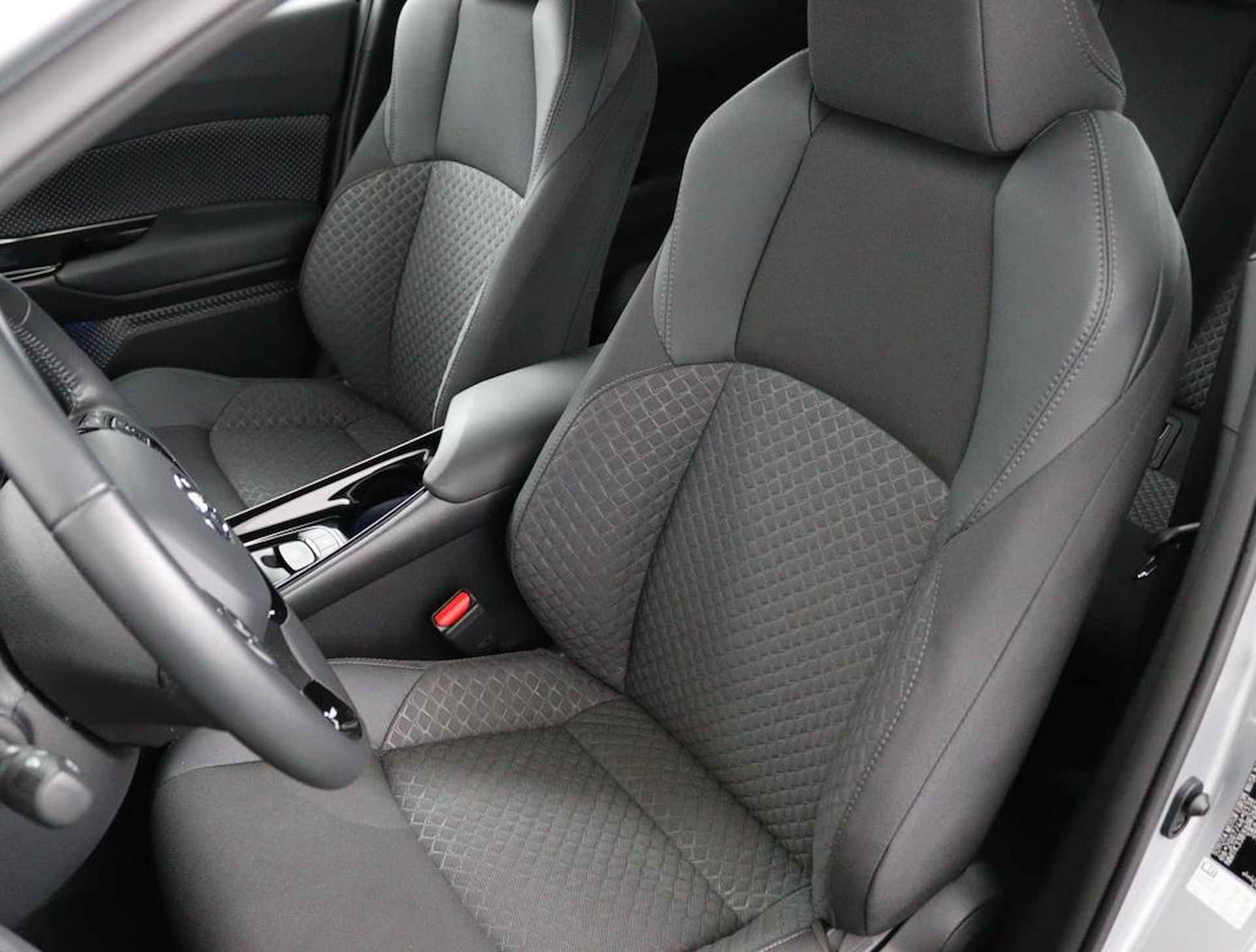 Toyota C-HR 1.8 Hybrid Dynamic | Navigatie | Dodehoek Detectie | Keyless Entry | Parkeersensoren Rondom | Toyota Safety Sense | - 10/52