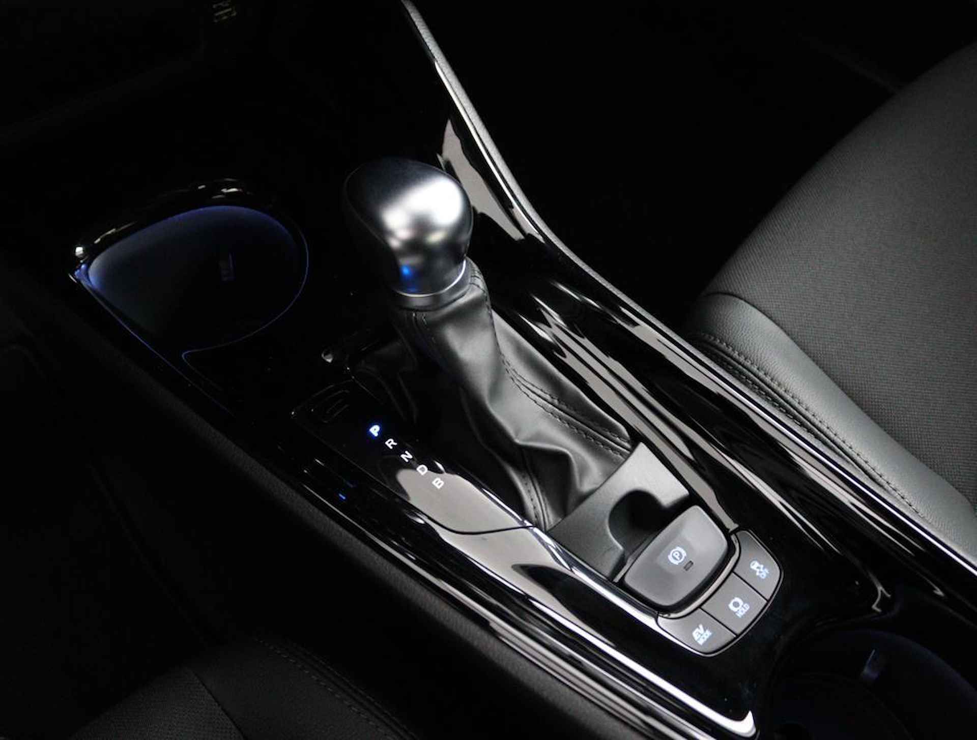 Toyota C-HR 1.8 Hybrid Dynamic | Navigatie | Dodehoek Detectie | Keyless Entry | Parkeersensoren Rondom | Toyota Safety Sense | - 19/52