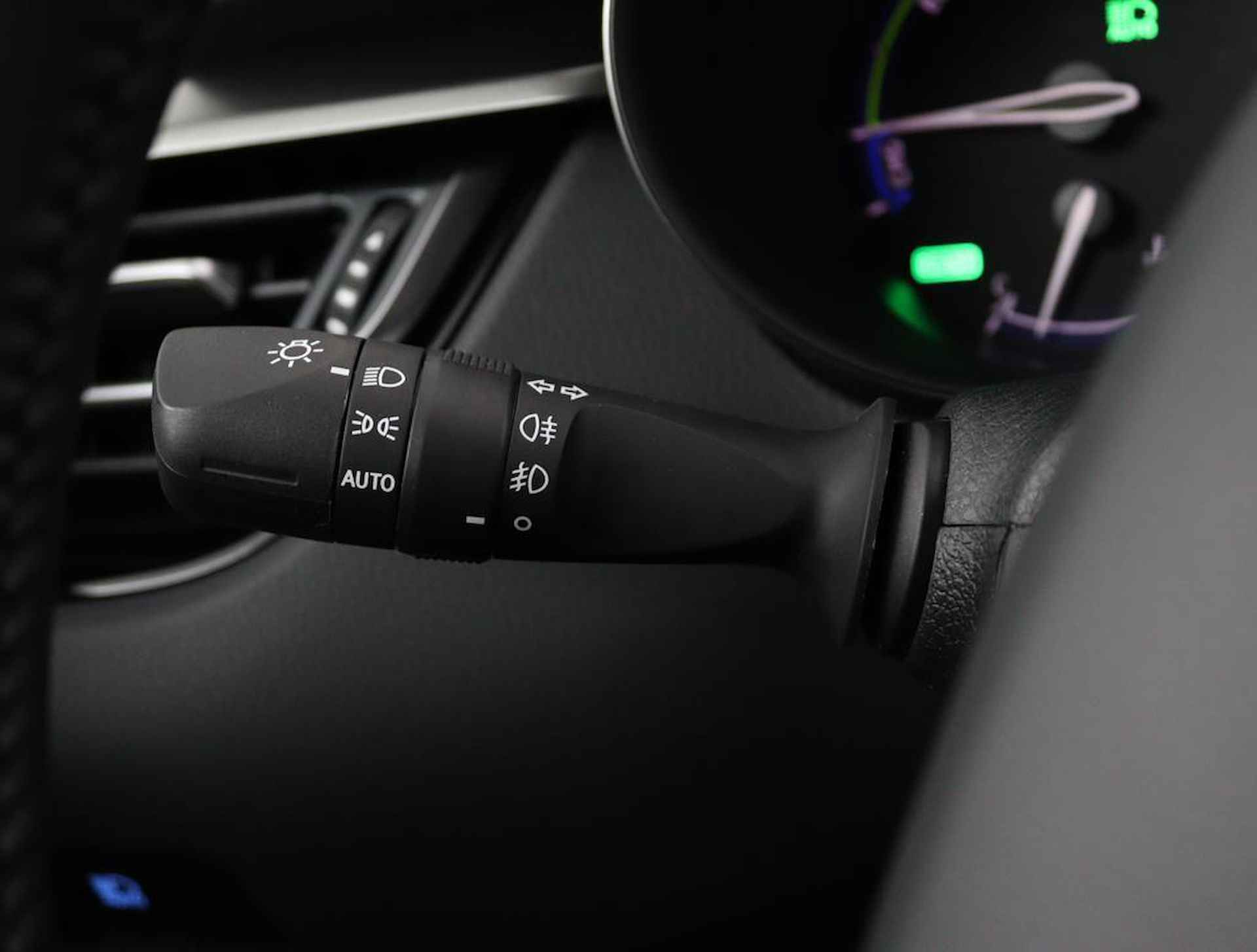 Toyota C-HR 1.8 Hybrid Dynamic | Navigatie | Dodehoek Detectie | Keyless Entry | Parkeersensoren Rondom | Toyota Safety Sense | - 26/52