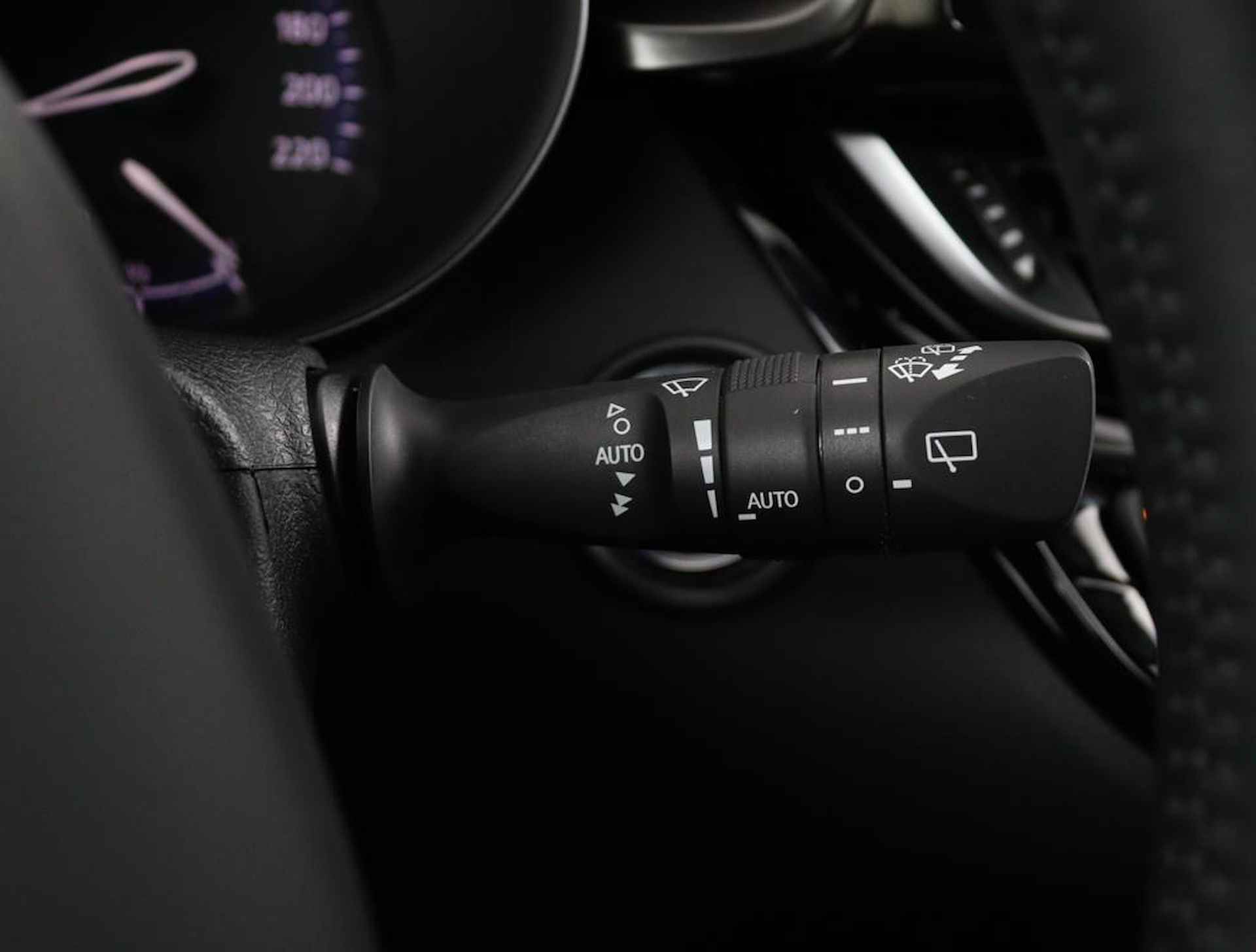 Toyota C-HR 1.8 Hybrid Dynamic | Navigatie | Dodehoek Detectie | Keyless Entry | Parkeersensoren Rondom | Toyota Safety Sense | - 27/52