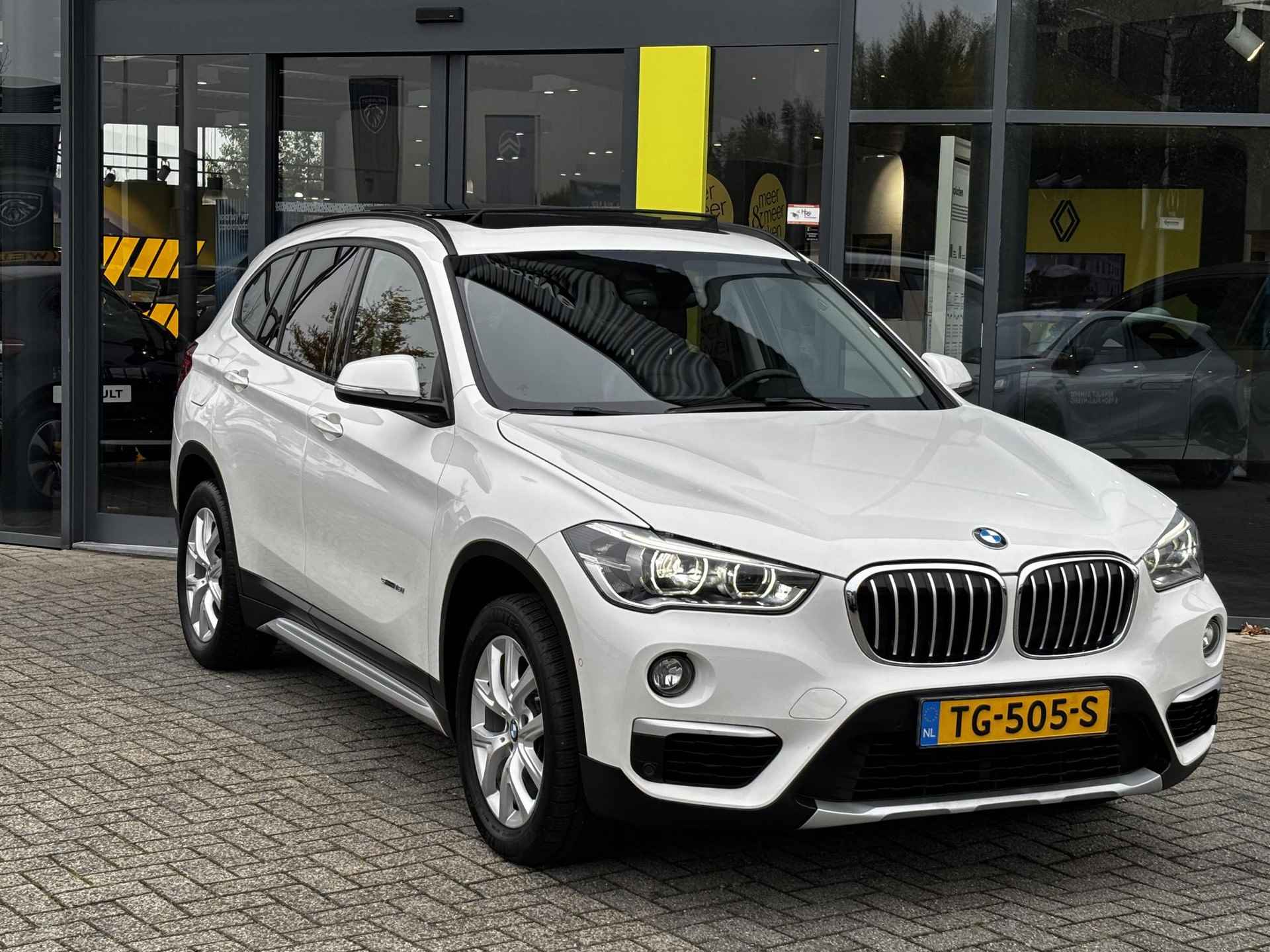 BMW X1 sDrive18i High Executive Navigatie | Cruise Control | Climate Control | Lichtmetalen velgen | Parkeersensoren | Panoramadak - 3/24