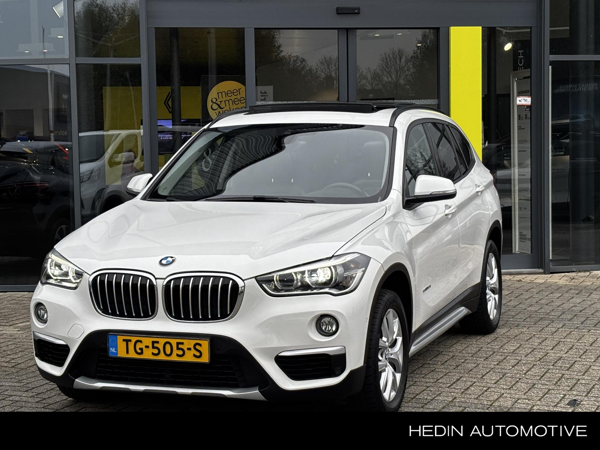 BMW X1 sDrive18i High Executive Navigatie | Cruise Control | Climate Control | Lichtmetalen velgen | Parkeersensoren | Panoramadak