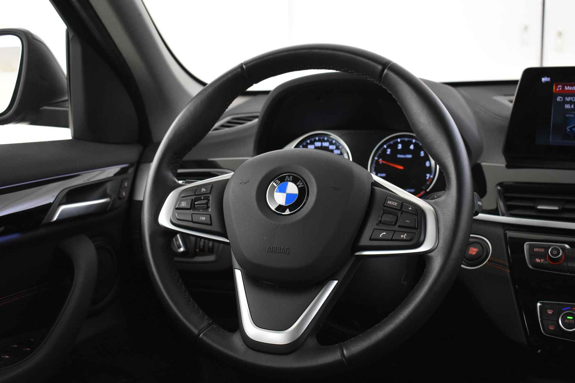 BMW X1 xDrive25e Executive Sport Line Automaat / Sportstoelen / Stoelverwarming / LED / Cruise Control / Head-Up / PDC achter / Navigatie Plus - 19/45