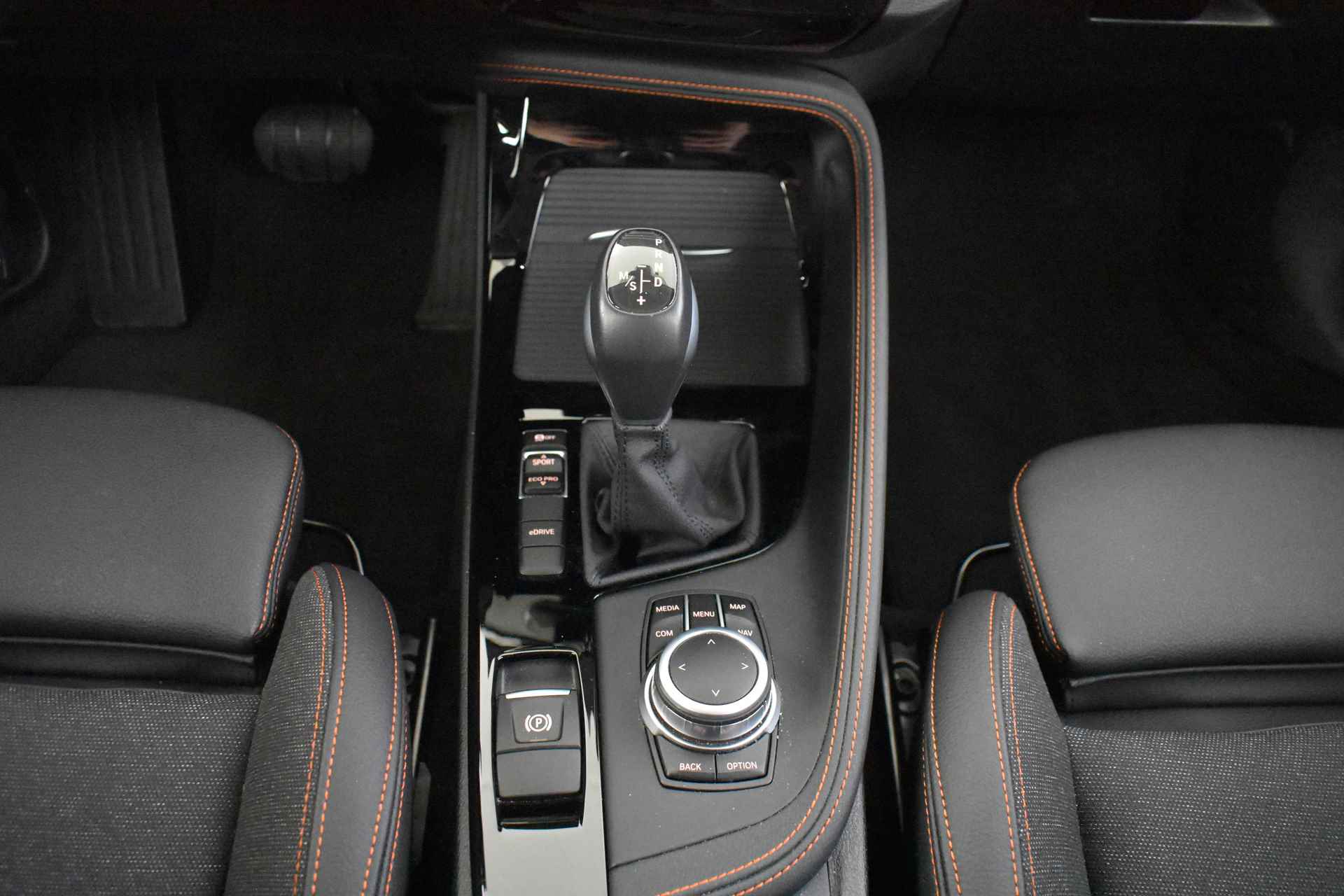 BMW X1 xDrive25e Executive Sport Line Automaat / Sportstoelen / Stoelverwarming / LED / Cruise Control / Head-Up / PDC achter / Navigatie Plus - 24/45