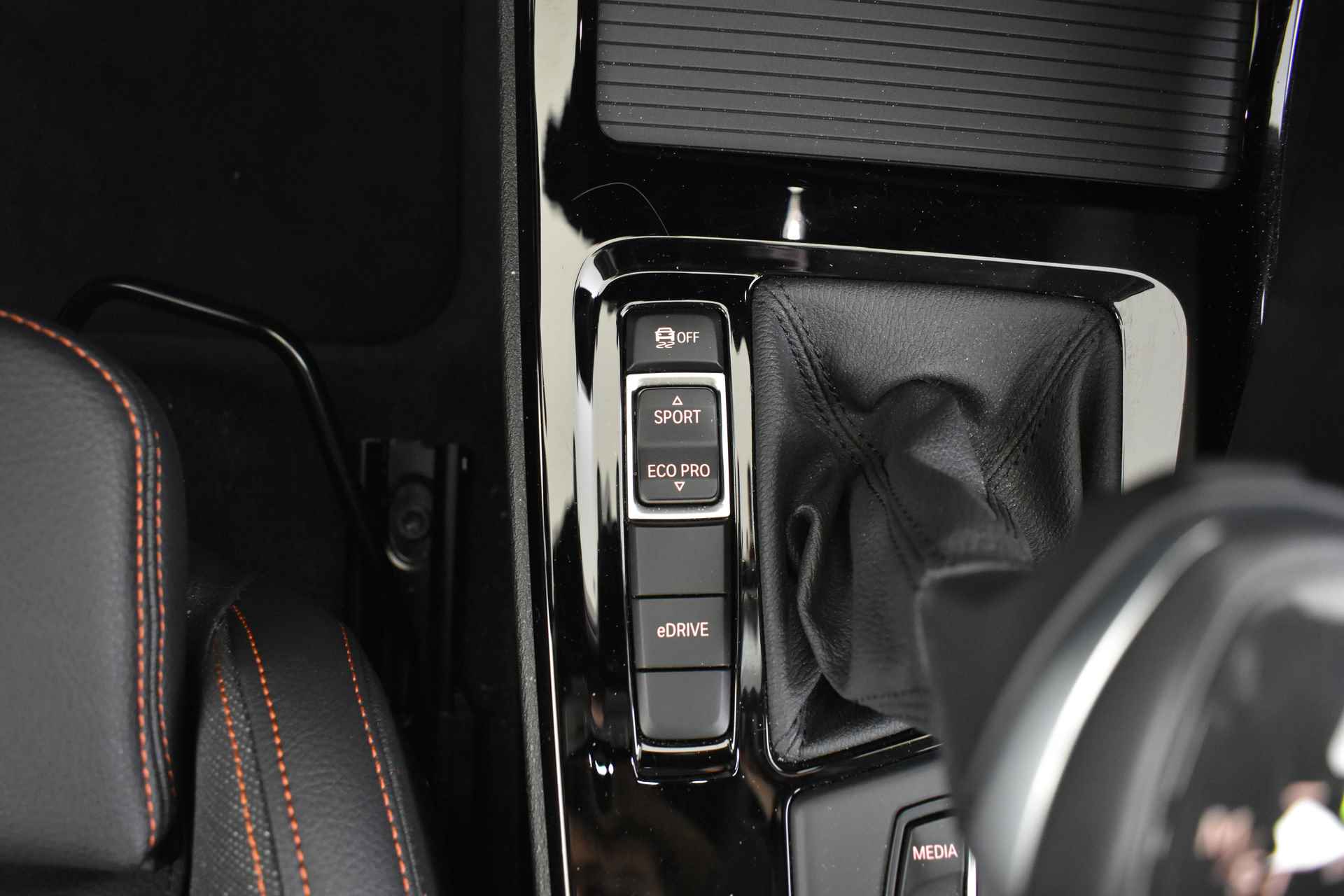 BMW X1 xDrive25e Executive Sport Line Automaat / Sportstoelen / Stoelverwarming / LED / Cruise Control / Head-Up / PDC achter / Navigatie Plus - 26/45