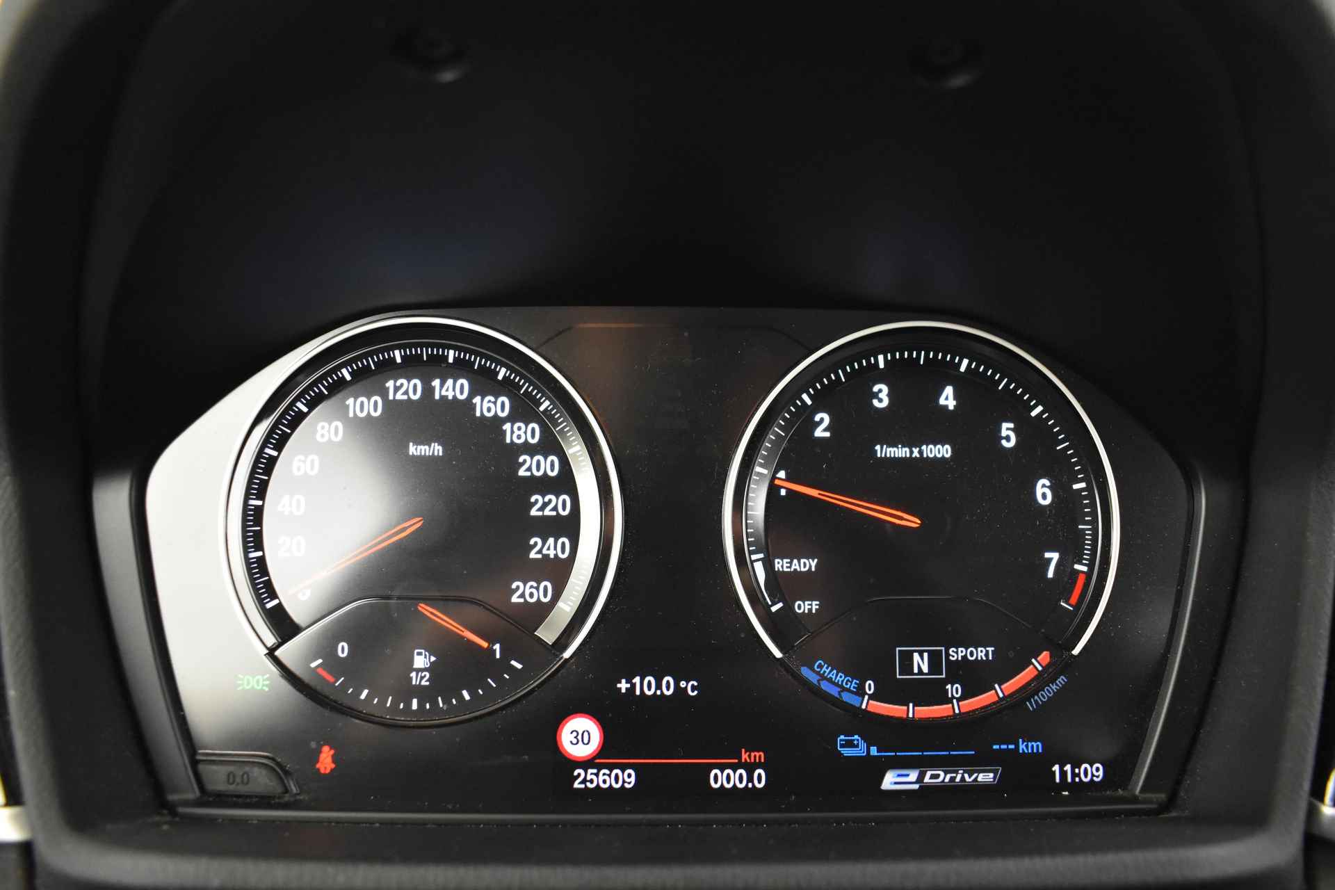 BMW X1 xDrive25e Executive Sport Line Automaat / Sportstoelen / Stoelverwarming / LED / Cruise Control / Head-Up / PDC achter / Navigatie Plus - 33/45