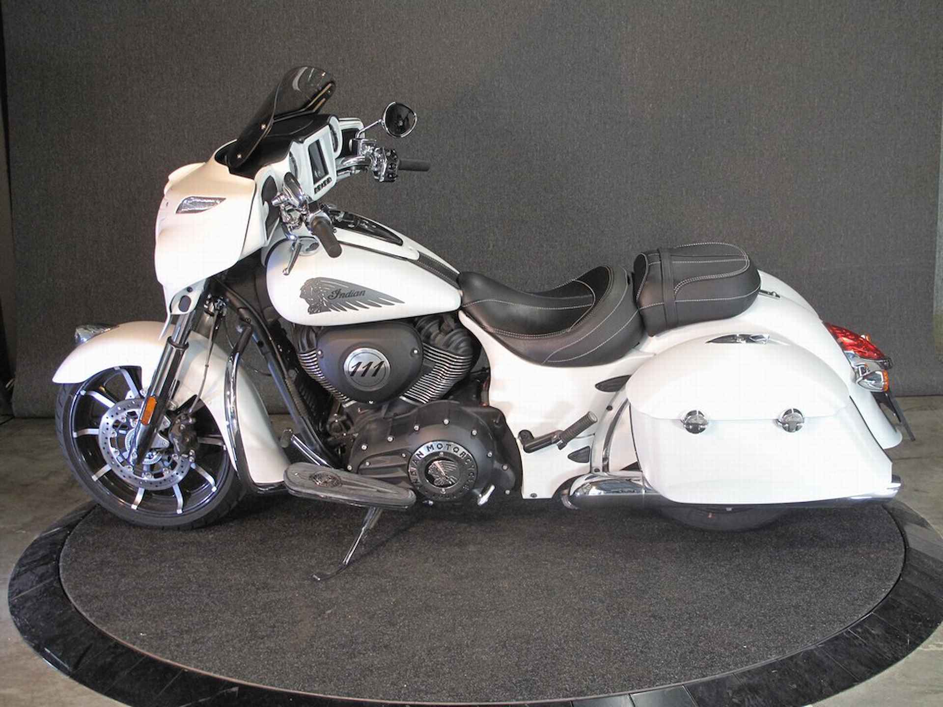 Indian Chieftain Dark Horse Official Indian Motorcycle Dealer - 1/17