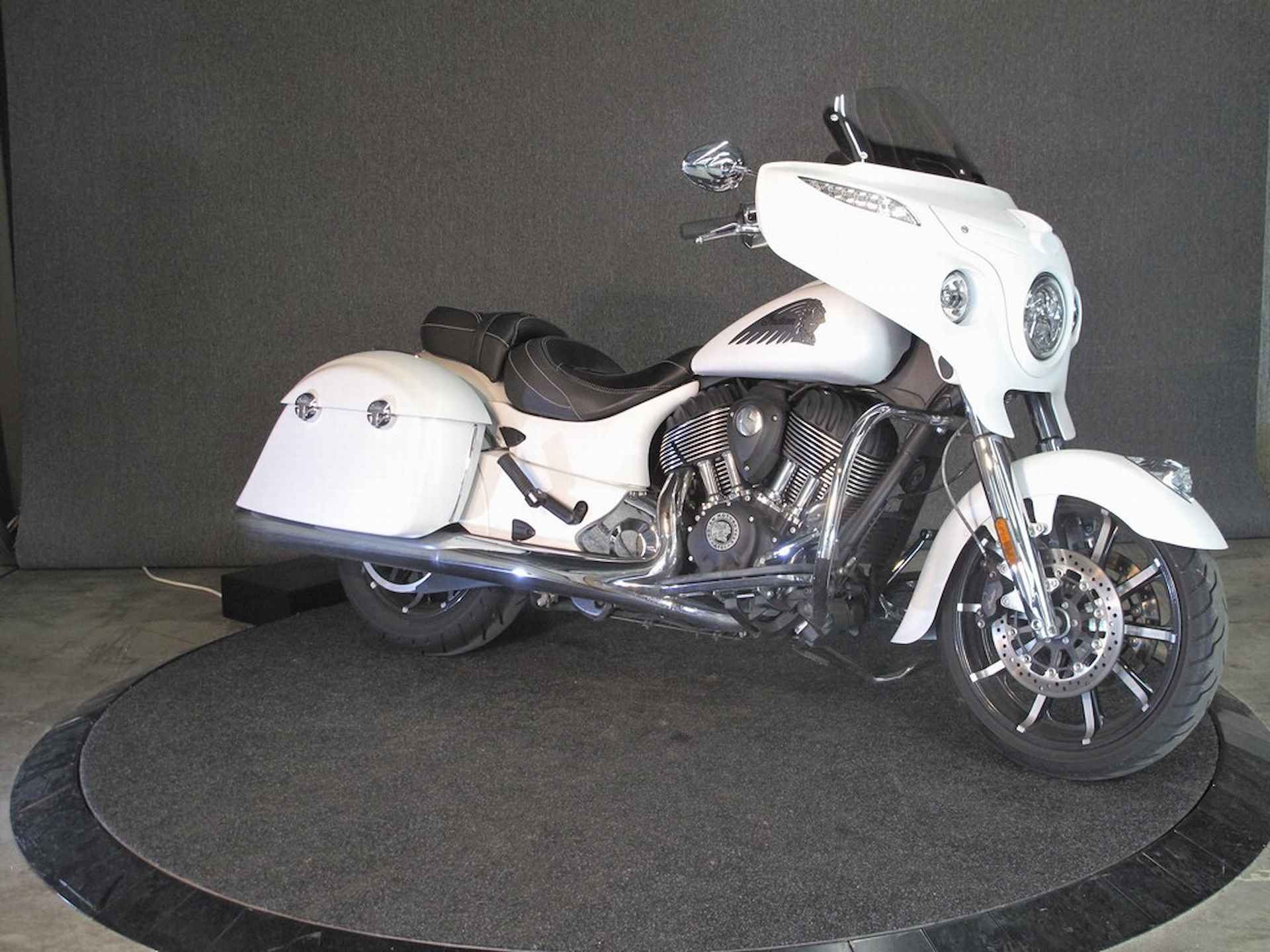 Indian Chieftain Dark Horse Official Indian Motorcycle Dealer - 6/17