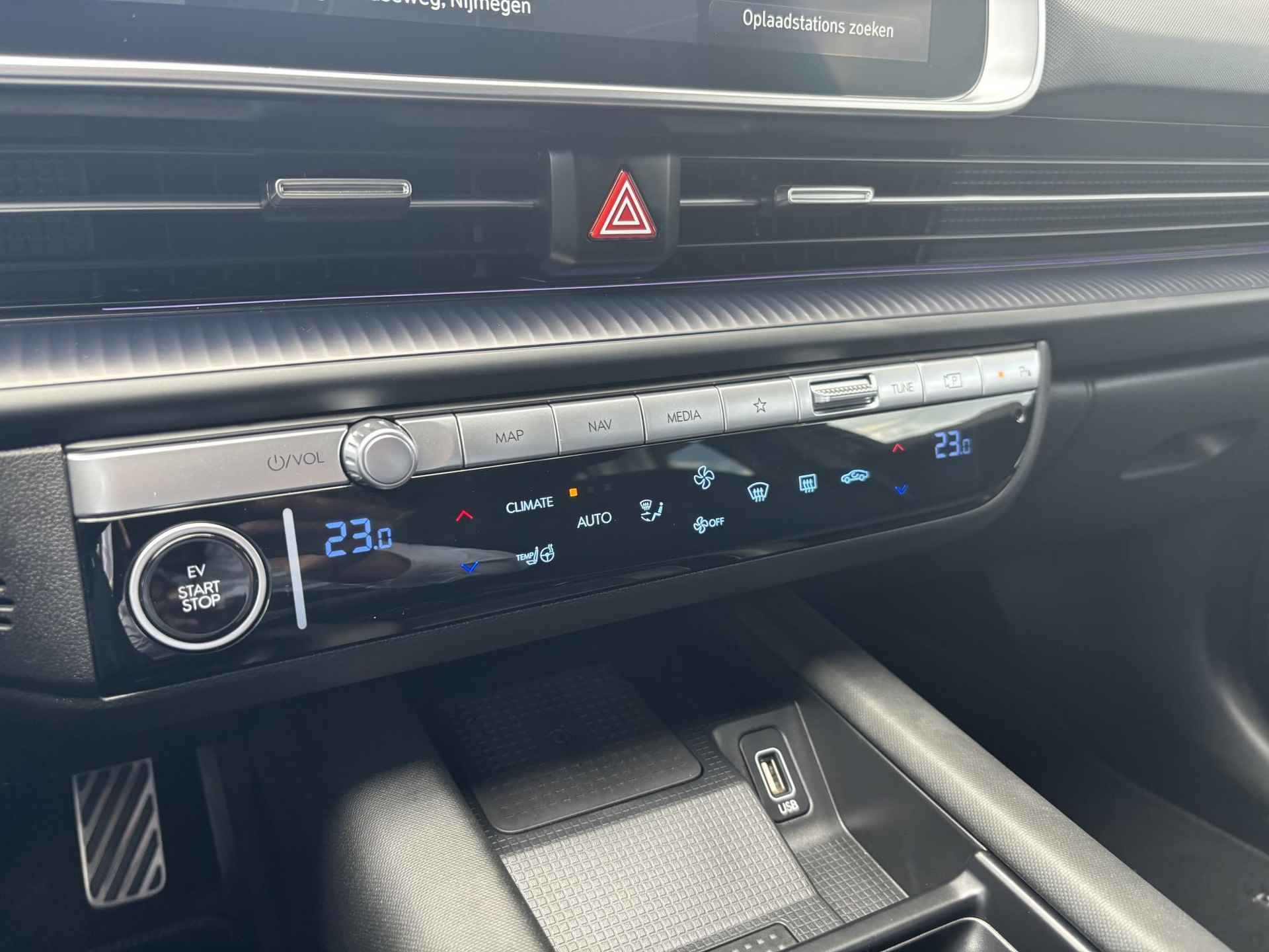 Hyundai IONIQ 6 Connect 77 kWh | Automaat | Navigatie | adaptive Cruise Control | Climate control | Stoelverwarming | resterende Fabrieksgarantie | Rijklaar ! | - 26/31