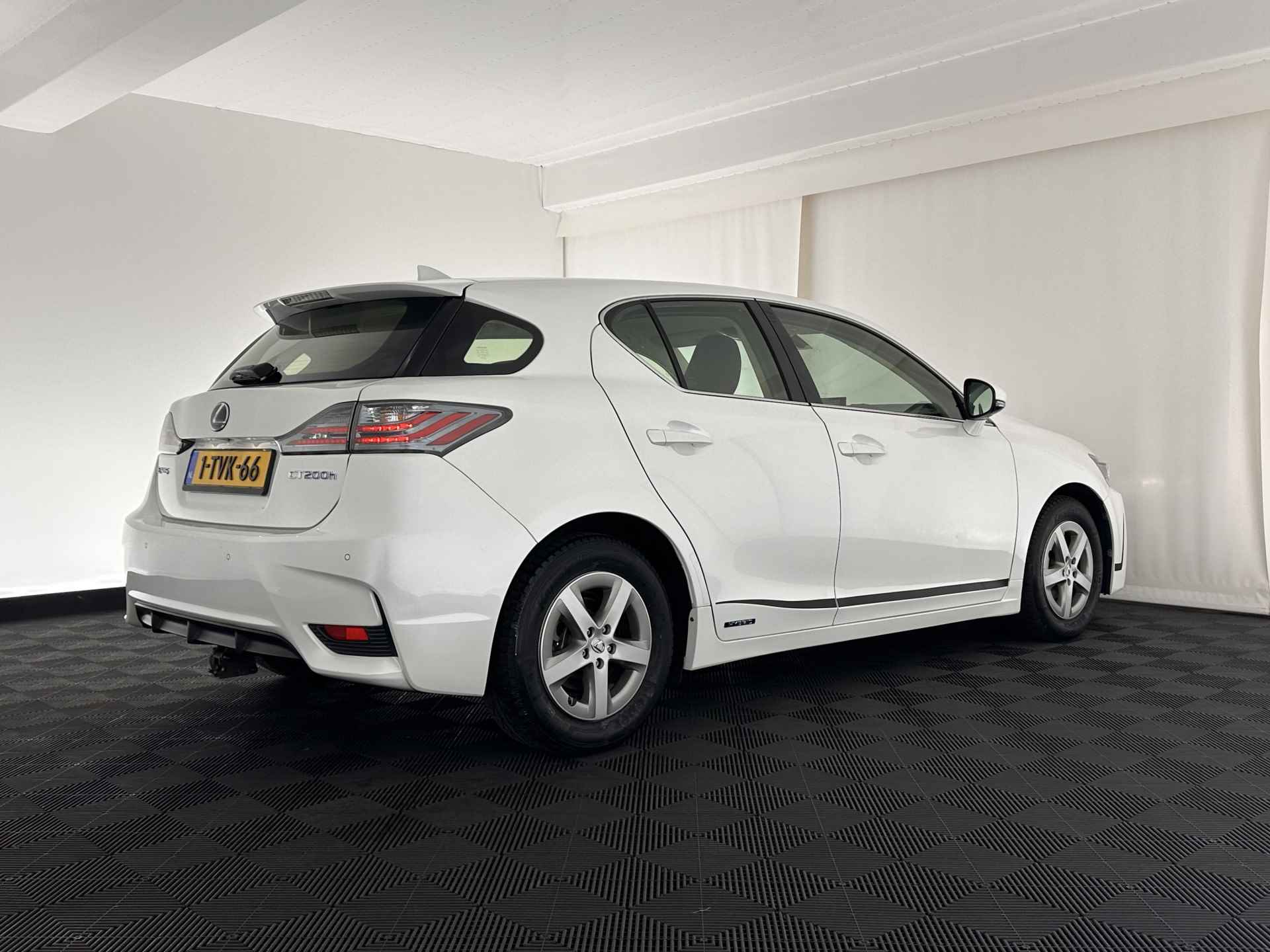 Lexus CT 200h Aut. *NAVI-FULLMAP | ALCANTARA | ECC | PARKASSIST | CRUISE | TOWBAR | COMFORT-SEATS |  15''ALU* - 6/30