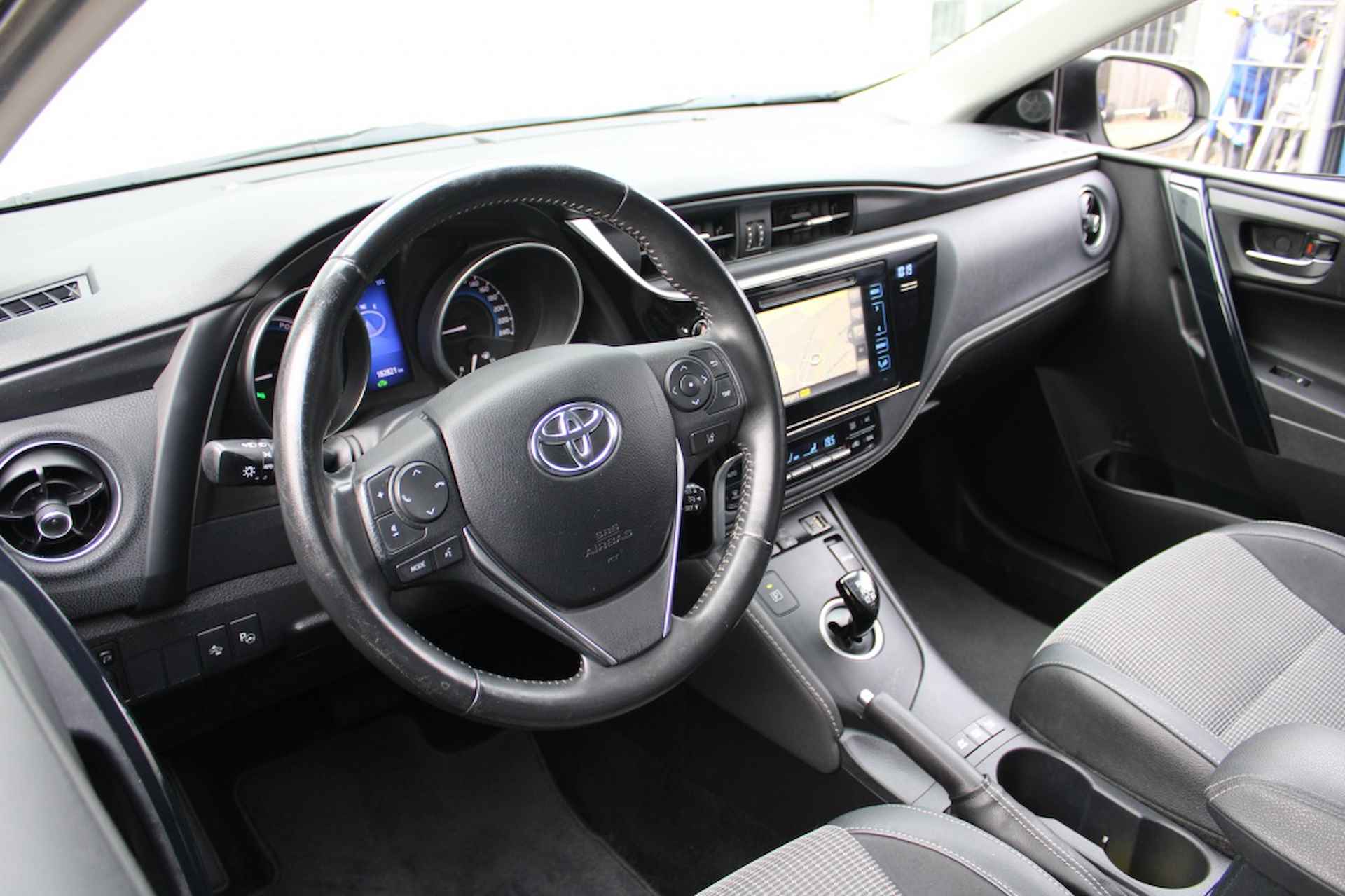 Toyota Auris Touring Sports 1.8 Hybride Executive - 23/28