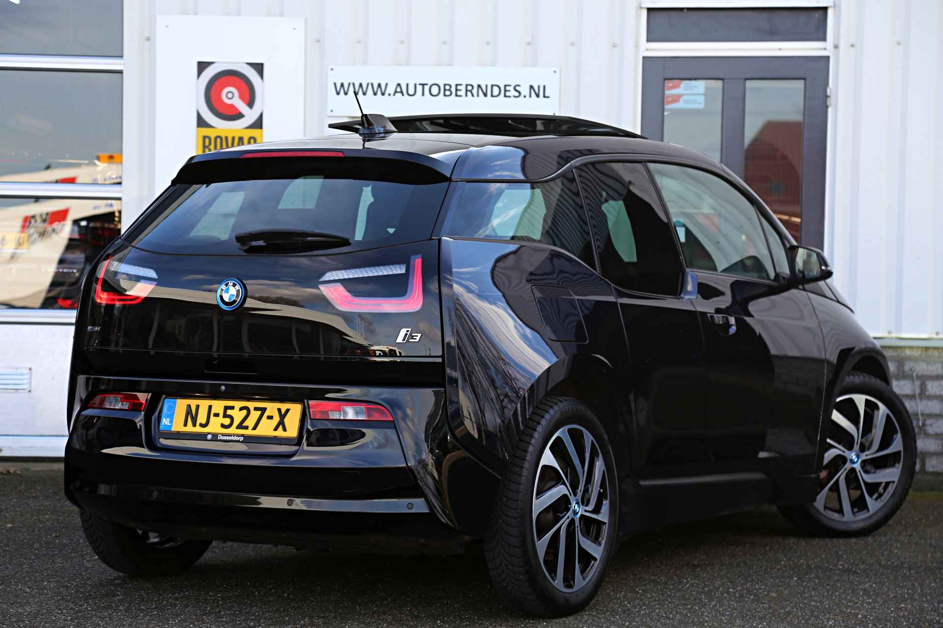 BMW i3 Basis 94Ah 33 kWh*NL-Auto*ACC/Pano/Schuifdak/Harman-Kardon/Adap. LED/Leder/Stoelverw./Camera/Keyless Entry+Go/DAB/Navi/Parkeerse - 2/62