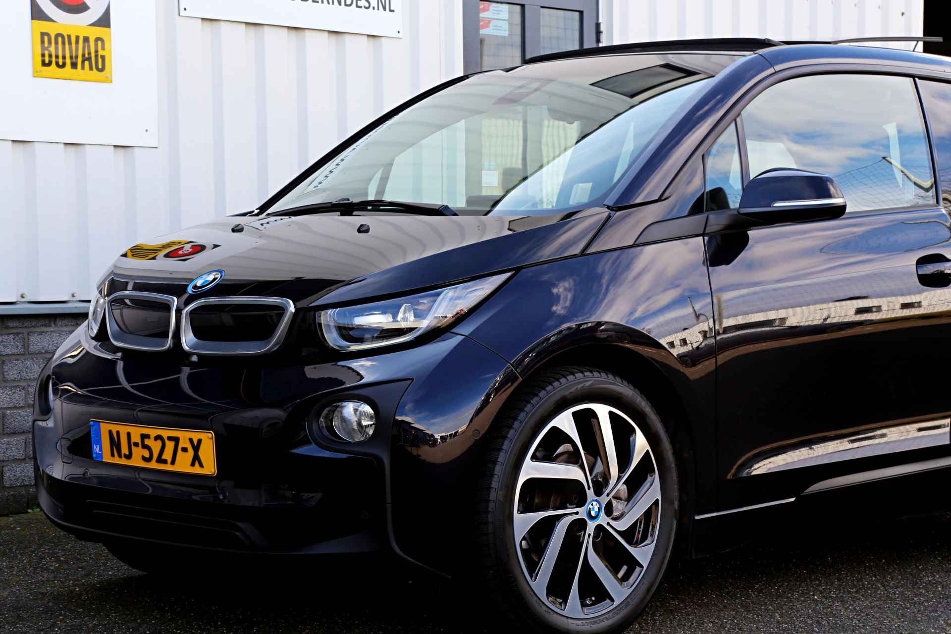 BMW i3 Basis 94Ah 33 kWh*NL-Auto*ACC/Pano/Schuifdak/Harman-Kardon/Adap. LED/Leder/Stoelverw./Camera/Keyless Entry+Go/DAB/Navi/Parkeerse - 50/62