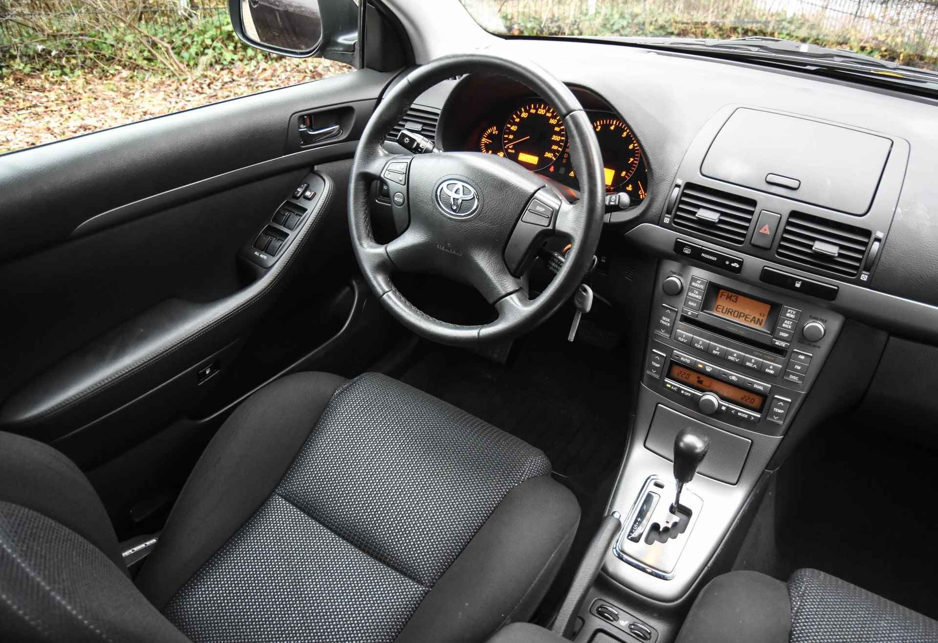 Toyota Avensis Wagon 2.4 VVTi Linea Sol automaat / sportstoelen / youngtimer! / cruise control / stoelverwarming / parkeersensoren / - 3/44