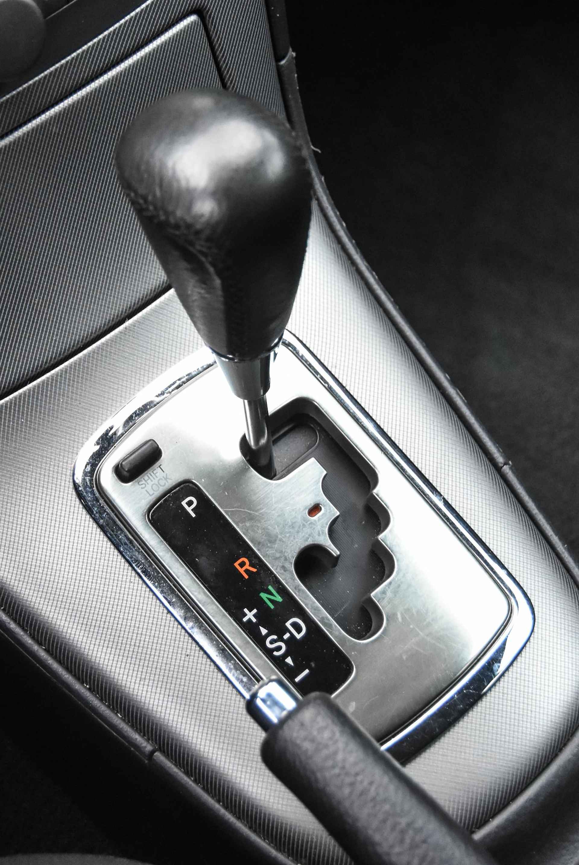 Toyota Avensis Wagon 2.4 VVTi Linea Sol automaat / sportstoelen / youngtimer! / cruise control / stoelverwarming / parkeersensoren / - 16/44