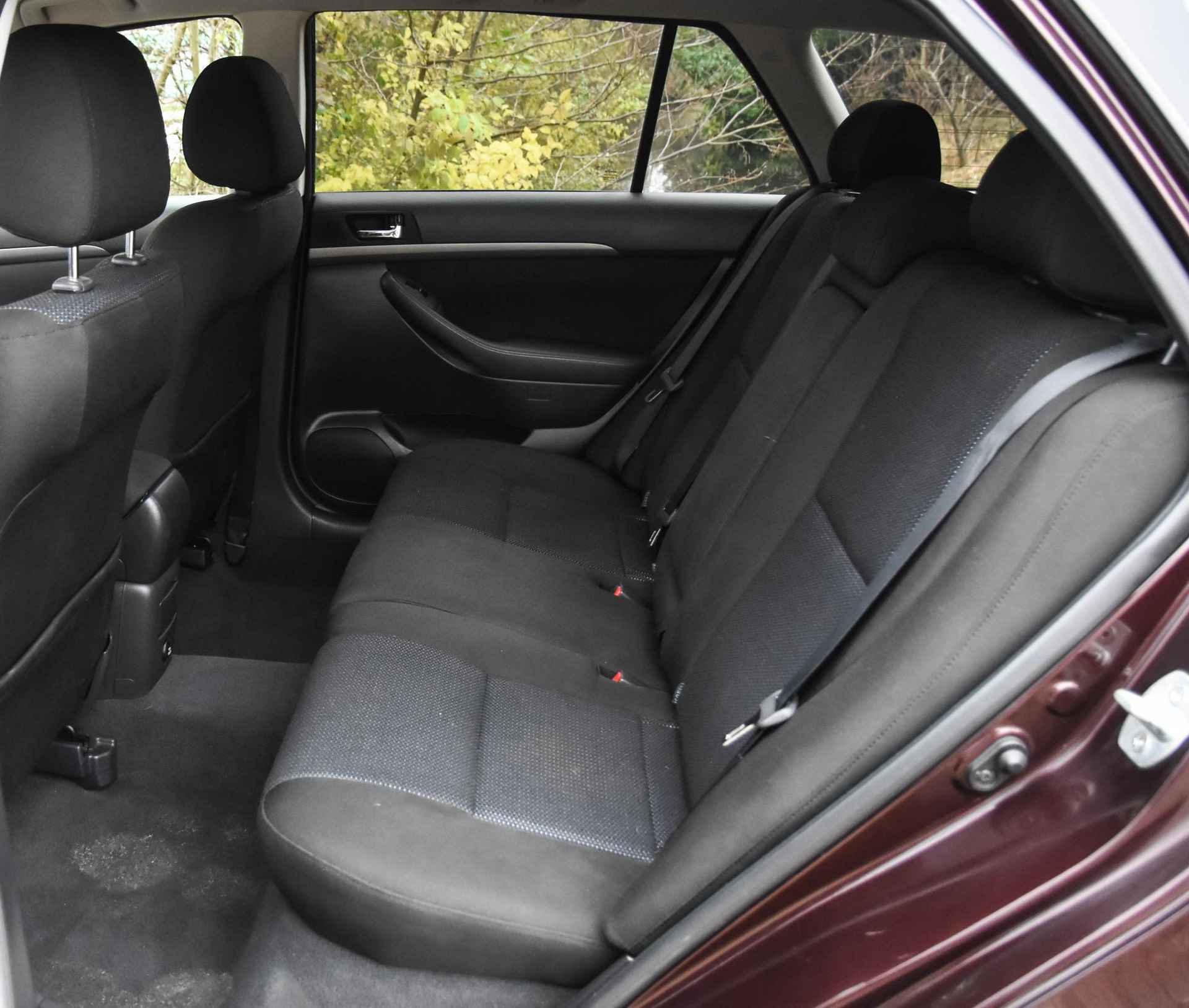 Toyota Avensis Wagon 2.4 VVTi Linea Sol automaat / sportstoelen / youngtimer! / cruise control / stoelverwarming / parkeersensoren / - 19/44