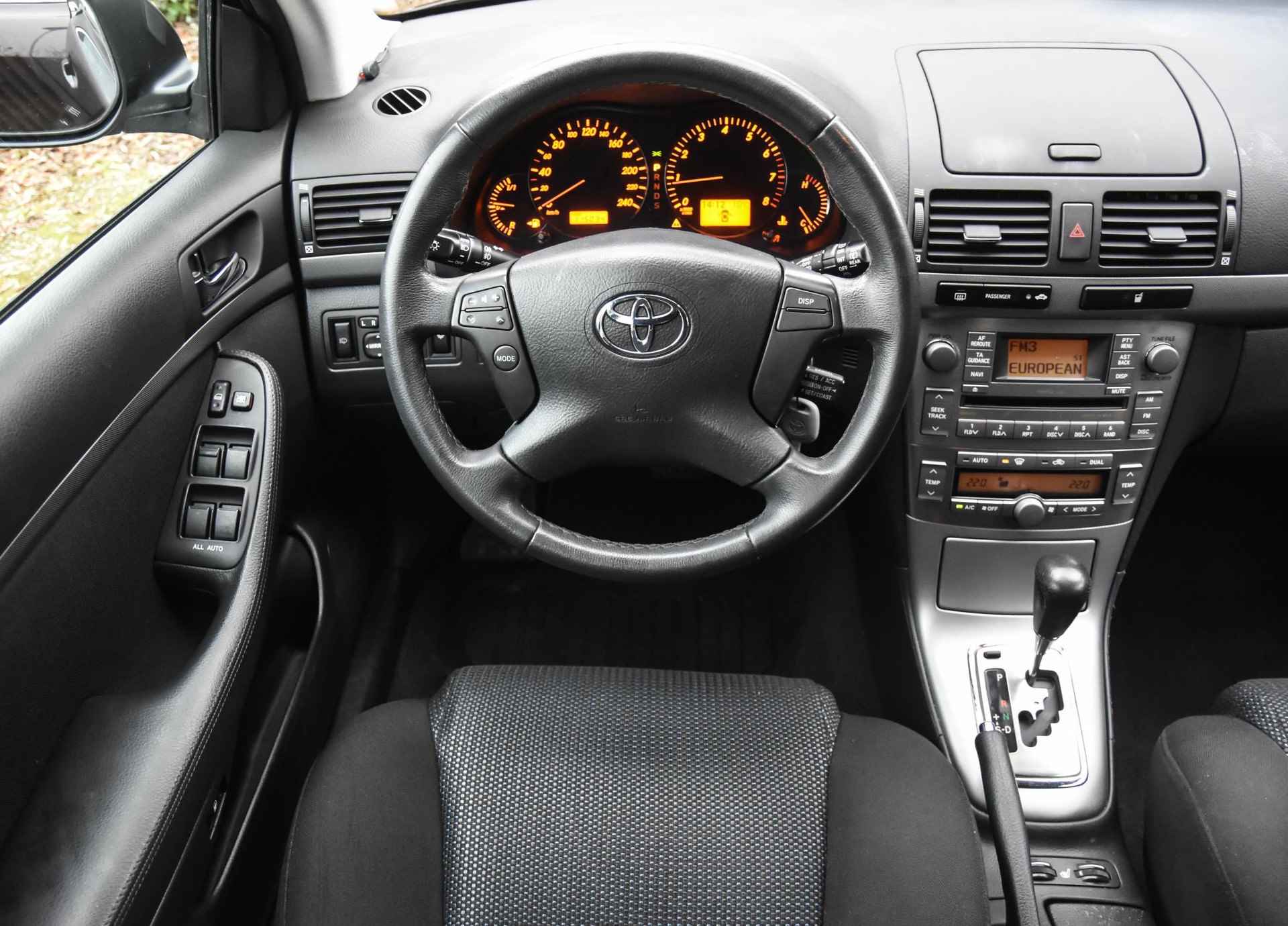 Toyota Avensis Wagon 2.4 VVTi Linea Sol automaat / sportstoelen / youngtimer! / cruise control / stoelverwarming / parkeersensoren / - 26/44