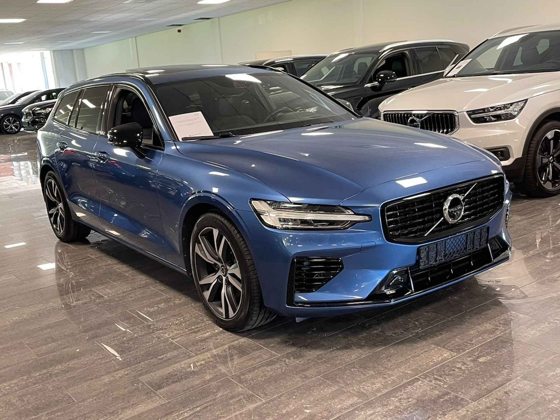 Volvo V60 T8 AWD Recharge R-Design | Schuifdak | 360° Camera | Head-Up Display | Harman Kardon | Stoel en Stuurwielverwarming | BLIS Dode - 2/23