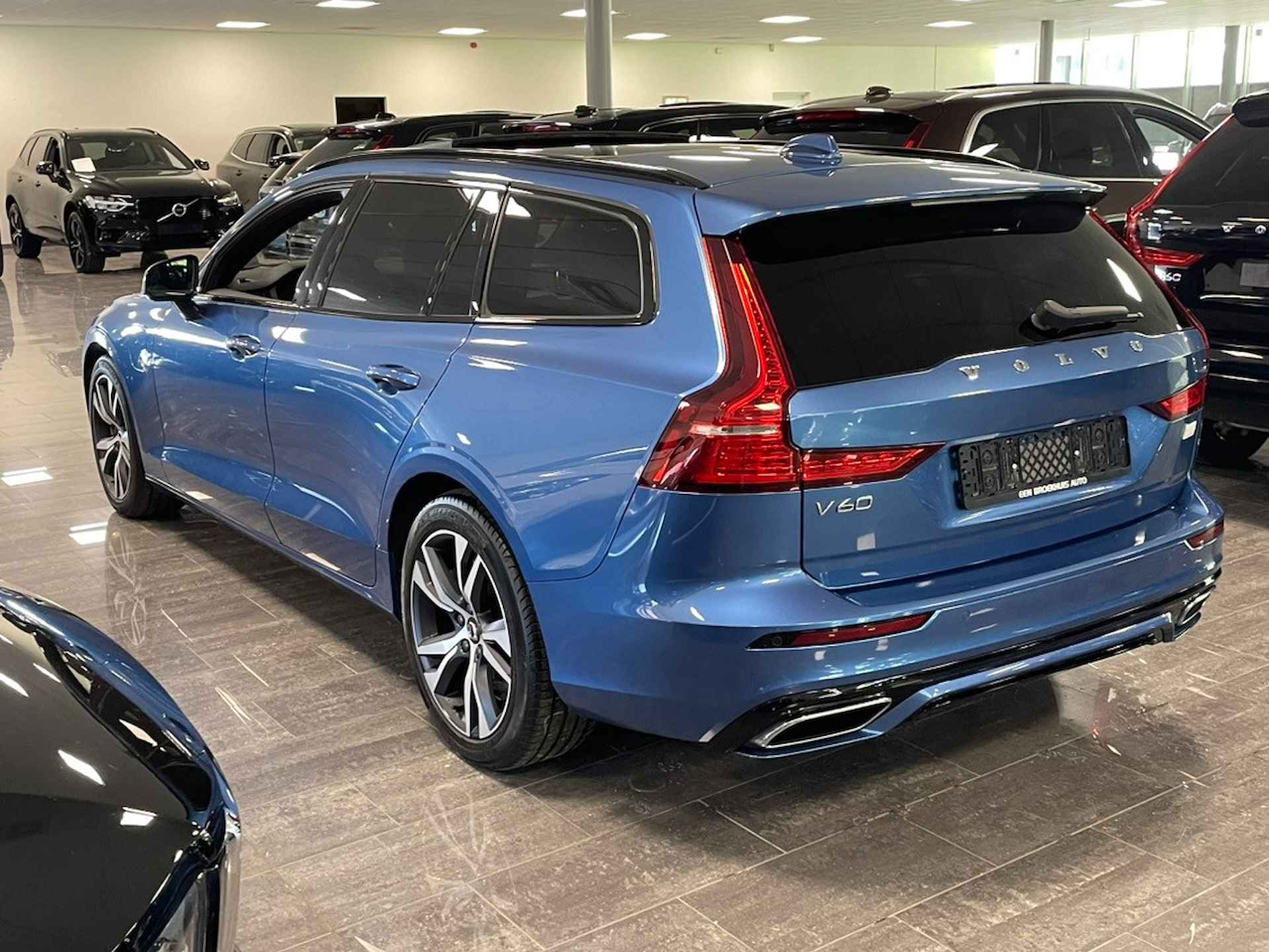 Volvo V60 T8 AWD Recharge R-Design | Schuifdak | 360° Camera | Head-Up Display | Harman Kardon | Stoel en Stuurwielverwarming | BLIS Dode - 4/23