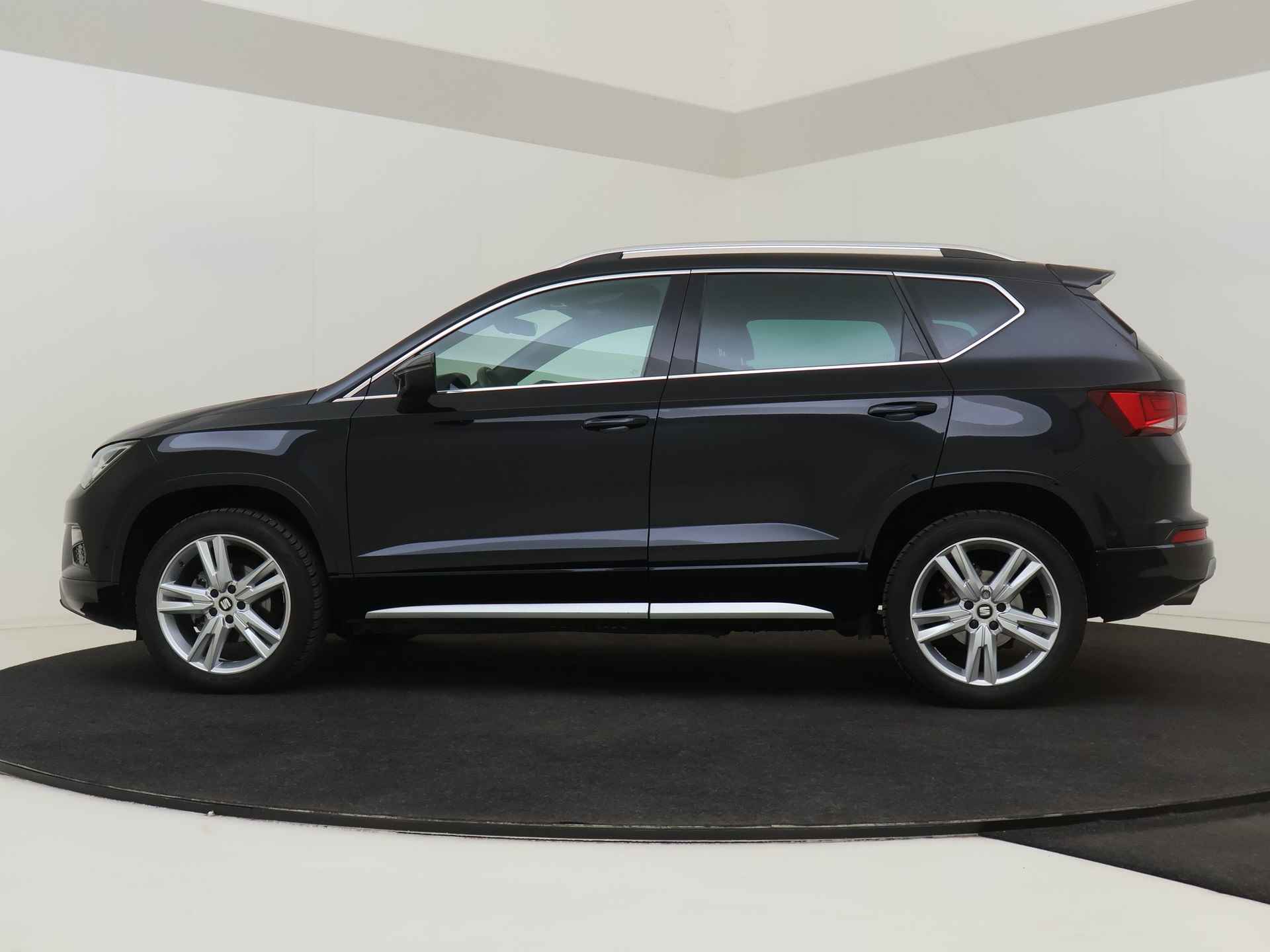 SEAT Ateca 1.5 TSI 150pk FR Business Intense | Parkeerassistent + Camera | Navigatie | Alcantara Bekleding - 4/52