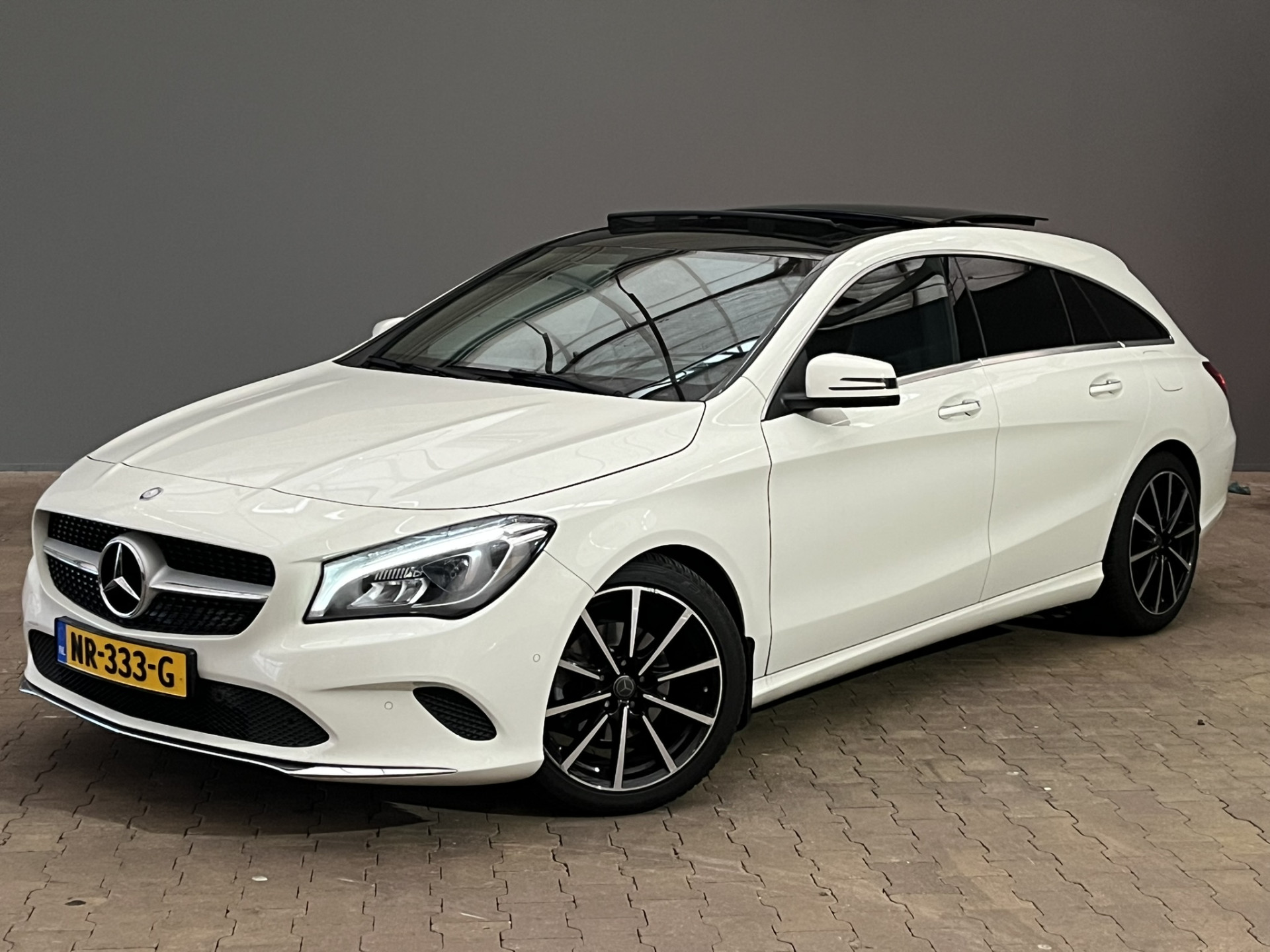 Mercedes-Benz CLA-Klasse Shooting Brake 180 Aut. | Pano | 18" LMV | LED | Camera | PDC V&A | Navi | Bluetooth | Cruise C. | Leder/Stof