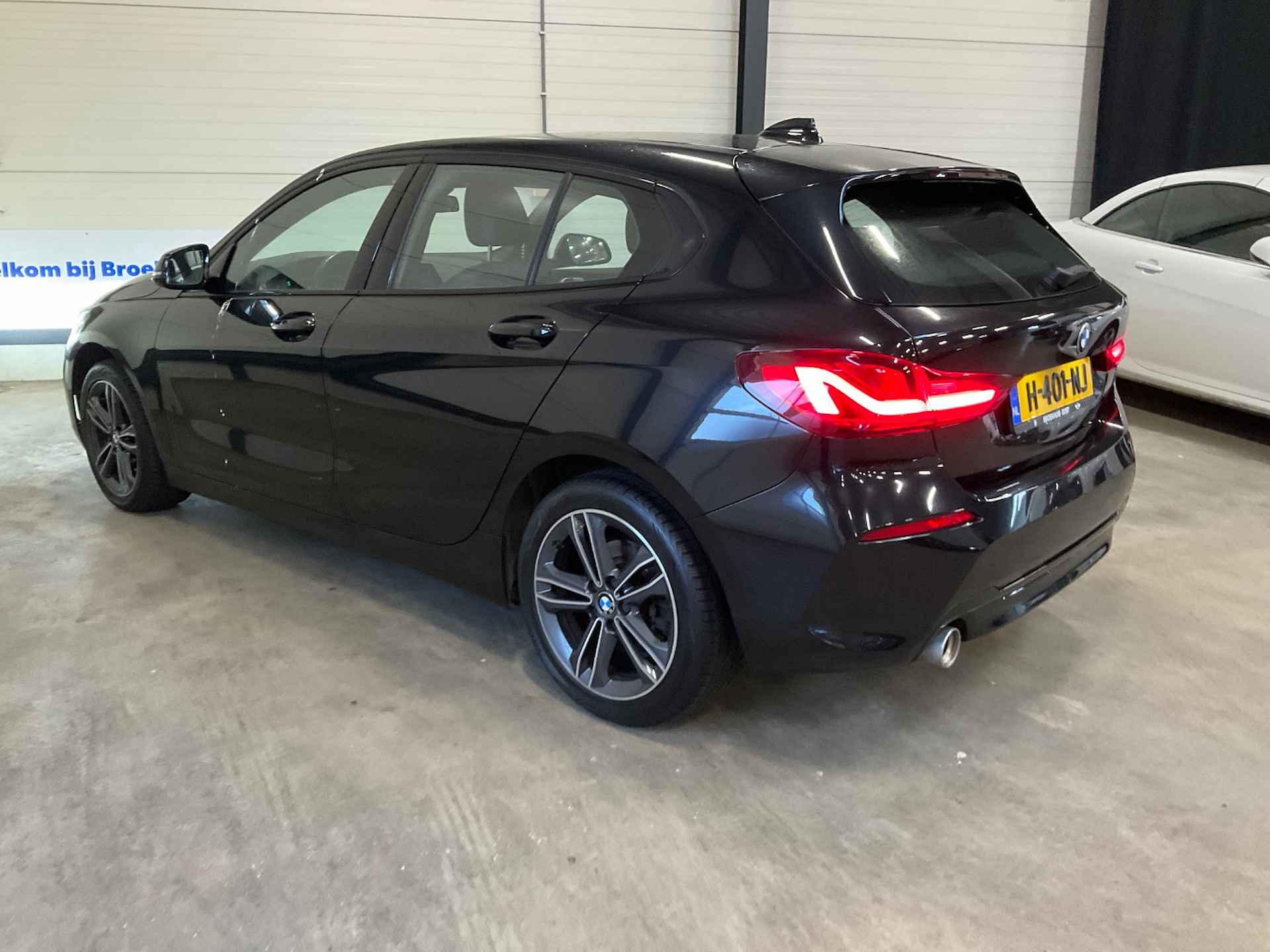 BMW 1-serie 118i SPORT AUTOMAAT | 1E EIGENAAR! | NL-AUTO! | SPORTSTOELEN | VIRTUAL COCKPIT | 17" ALL SEASON | LED | BMW INDIVIDUAL HEMEL | P - 4/9