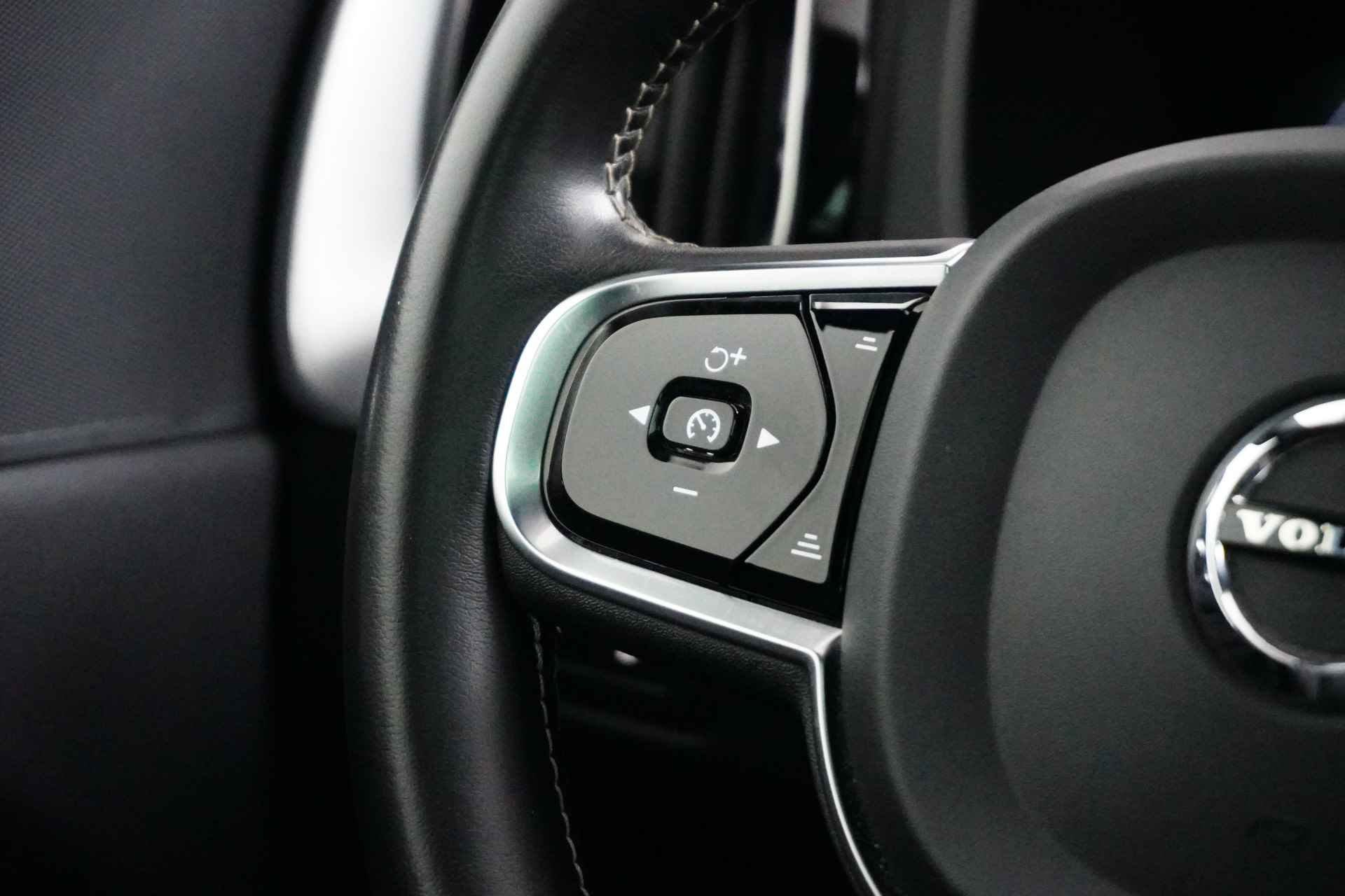 Volvo XC60 T8 Recharge AWD R-Design | Panoramadak | Camera | Keyless | Full LED | Stoel / stuur achterbankverwarming - 11/35