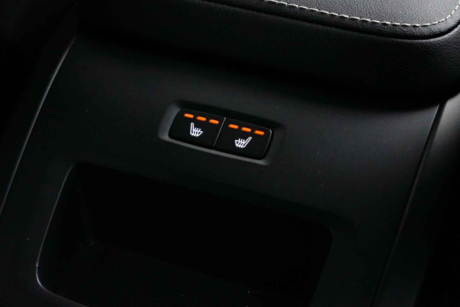 Volvo XC60 T8 Recharge AWD R-Design | Panoramadak | Camera | Keyless | Full LED | Stoel / stuur achterbankverwarming - 13/35
