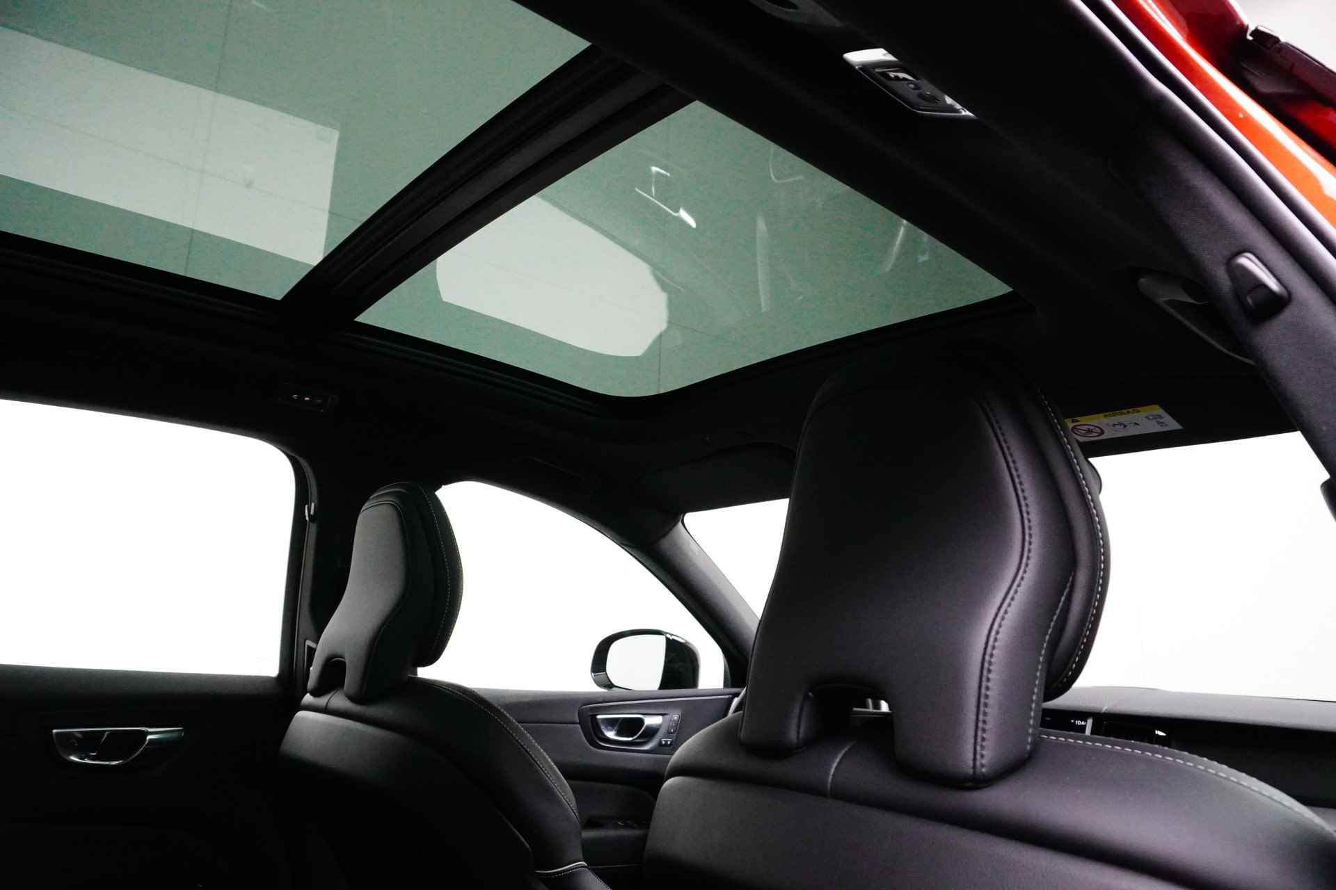 Volvo XC60 T8 Recharge AWD R-Design | Panoramadak | Camera | Keyless | Full LED | Stoel / stuur achterbankverwarming - 14/35