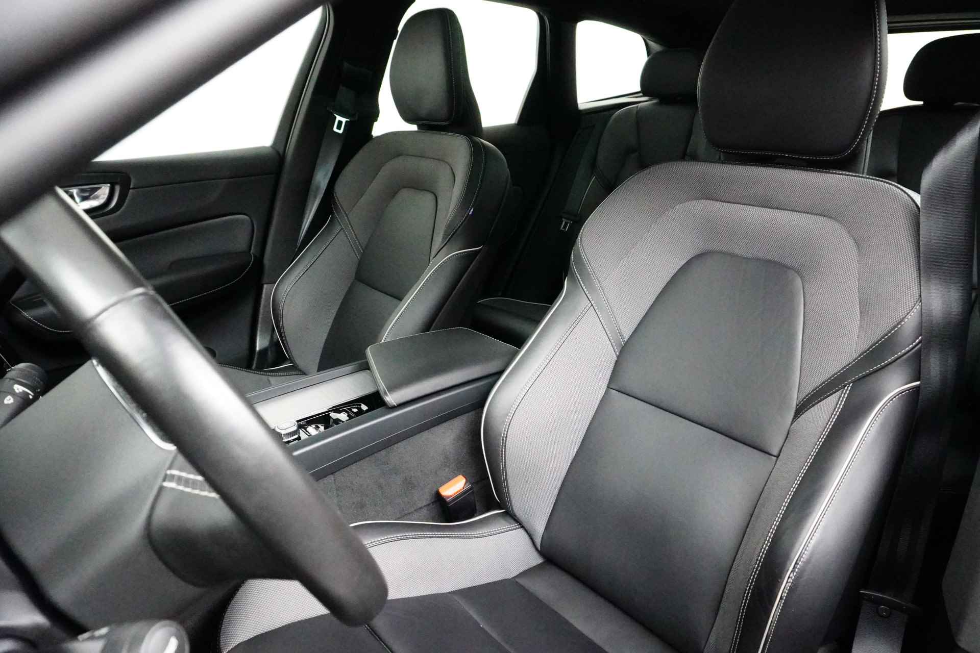 Volvo XC60 T8 Recharge AWD R-Design | Panoramadak | Camera | Keyless | Full LED | Stoel / stuur achterbankverwarming - 16/35